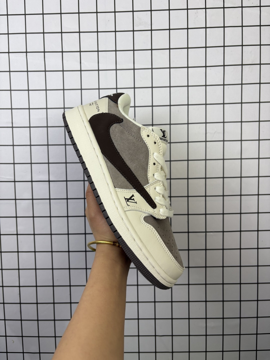 Jordan/乔丹 男女鞋半码制,采用软质牛剖革组合猪巴革鞋面材质,鞋垫嵌EVA缓震物料,内置气垫及耐磨橡胶大底❗️当红嘻哈歌手特拉维斯·斯科特定制联乘法国顶级高奢品牌·路易威登Louis Vuitton x Travis Scott x Nike Air Jordan 1 Low OG SP"Dark Grey/BeigeLV Monogram"AJ1乔丹一代经典低帮文化百搭休闲运动篮球鞋“TS联名米白深灰LV印花 SJ2068-001 类型:男女鞋 编码:771