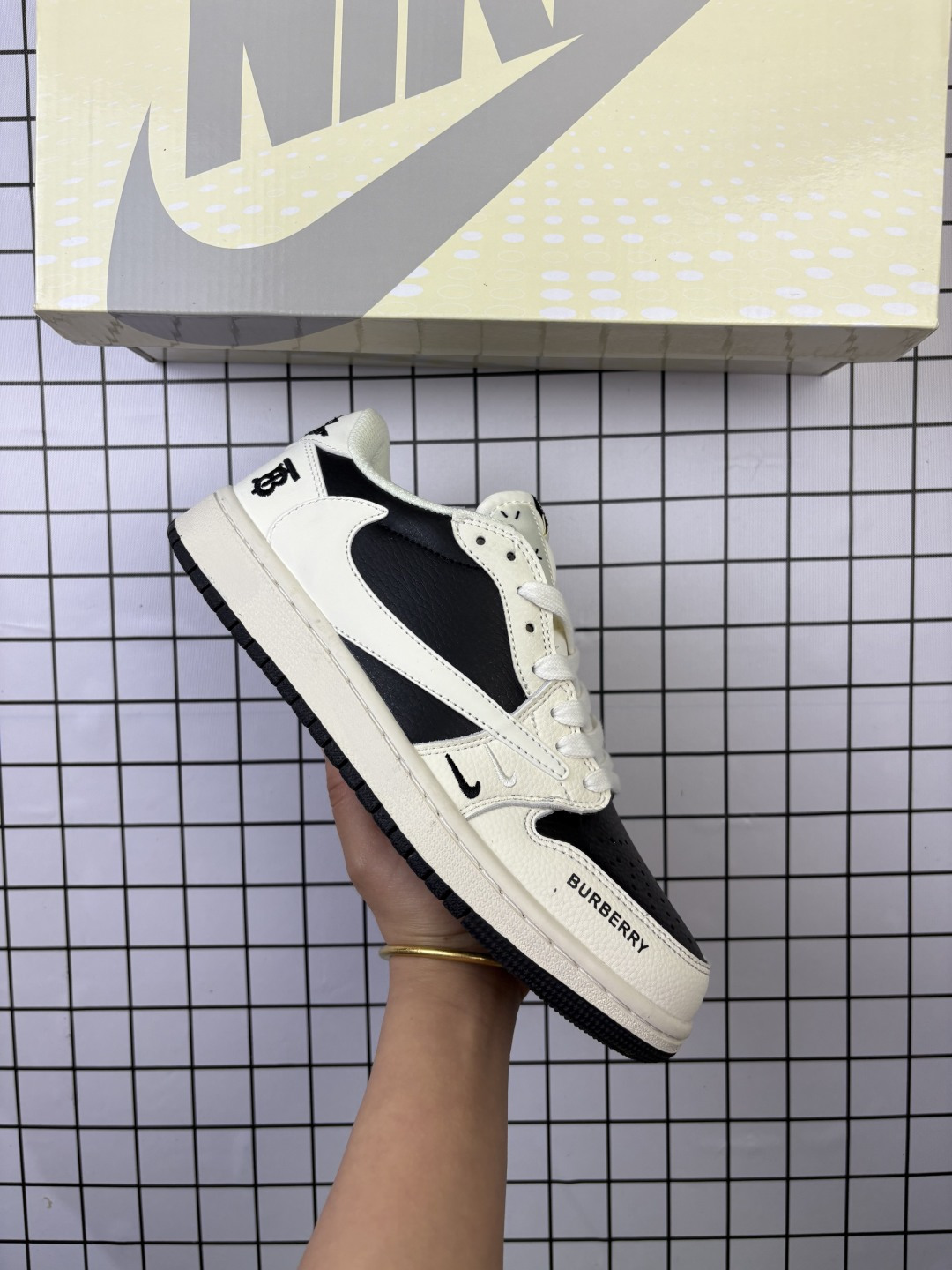 Jordan/乔丹 男女鞋半码制,采用软质牛剖革组合猪巴革鞋面材质,鞋垫嵌EVA缓震物料,内置气垫及耐磨橡胶大底❗️当红嘻哈歌手特拉维斯·斯科特定制联乘法国顶级高奢品牌·路易威登Louis Vuitton x Travis Scott x Nike Air Jordan 1 Low OG SP"Dark Grey/BeigeLV Monogram"AJ1乔丹一代经典低帮文化百搭休闲运动篮球鞋“TS联名米白深灰LV印花 SJ2068-001 类型:男女鞋 编码:771