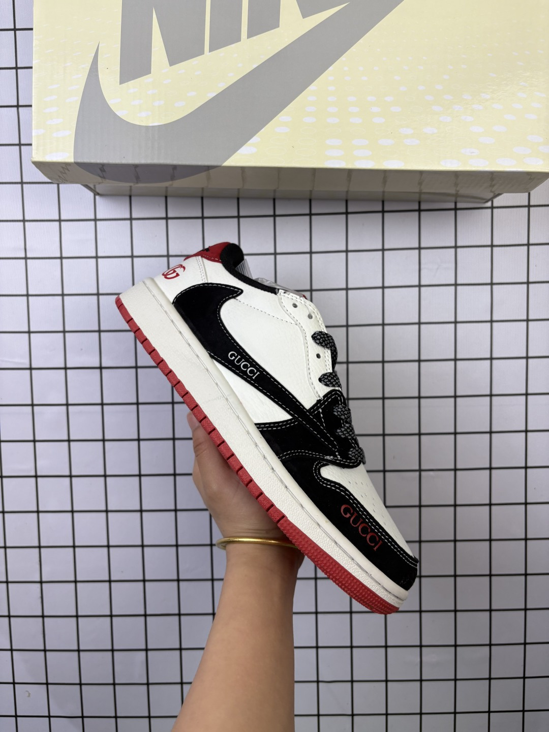 Jordan/乔丹 男女鞋半码制,采用软质牛剖革组合猪巴革鞋面材质,鞋垫嵌EVA缓震物料,内置气垫及耐磨橡胶大底❗️当红嘻哈歌手特拉维斯·斯科特定制联乘法国顶级高奢品牌·路易威登Louis Vuitton x Travis Scott x Nike Air Jordan 1 Low OG SP"Dark Grey/BeigeLV Monogram"AJ1乔丹一代经典低帮文化百搭休闲运动篮球鞋“TS联名米白深灰LV印花 SJ2068-001 类型:男女鞋 编码:771