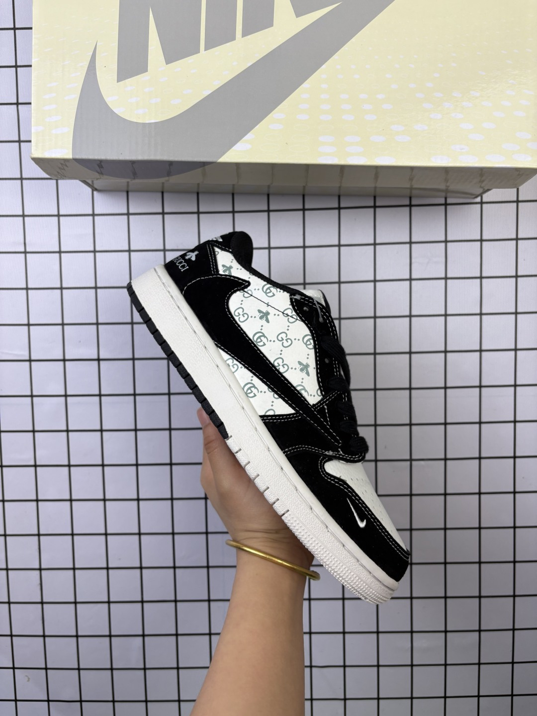 🈴💰110
Jordan/乔丹 男女鞋半码制，采用软质牛剖革组合猪巴革鞋面材质，鞋垫嵌EVA缓震物料，内置气垫及耐磨橡胶大底❗️当红嘻哈歌手特拉维斯·斯科特定制联乘法国顶级高奢品牌·路易威登Louis Vuitton x Travis Scott x Nike Air Jordan 1 Low OG SP"Dark Grey/BeigeLV Monogram"AJ1乔丹一代经典低帮文化百搭休闲运动篮球鞋“TS联名米白深灰LV印花 SJ2068-001

类型：男女鞋
码数：36 37 38 39 40 41 42 43 44 45 46
编码：771