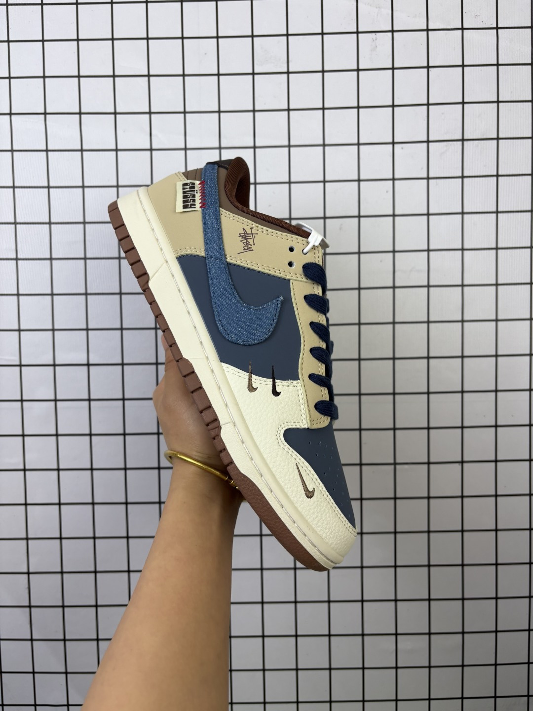 Nike/耐克 男女鞋真标半码制,全新更新数据窄楦翘头版型,采用硬质牛剖革组合猪巴革鞋面材质,大厂水平严控清洁度,缜密拉帮中底布,鞋垫嵌EVA缓震物料及背胶,全新窄版翘头耐磨橡胶大底❗️创意定制配色,联乘意大利奢侈品牌-古驰Gucci x Nike SB Dunk Low"Esquisite Gucci"扣篮系列低帮休闲运动滑板板鞋“ XD1588-206 类型:男女鞋 编码:清F