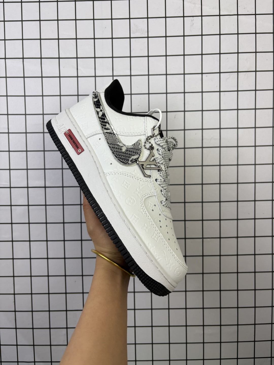 Nike/耐克 男女鞋真标半码制,原楦开发版型,采用硬质粒面牛剖皮革鞋面材质,外置厚实耐磨橡胶大底❗创意定制配色,法国顶级高奢品牌·路易威登Louis Vuitton x Nike Air Force 1 07 LV8 Low"White/Brown/LV Monogram"空军一号经典百搭休闲运动板鞋 XL1979-111 类型:男女鞋 编码清F