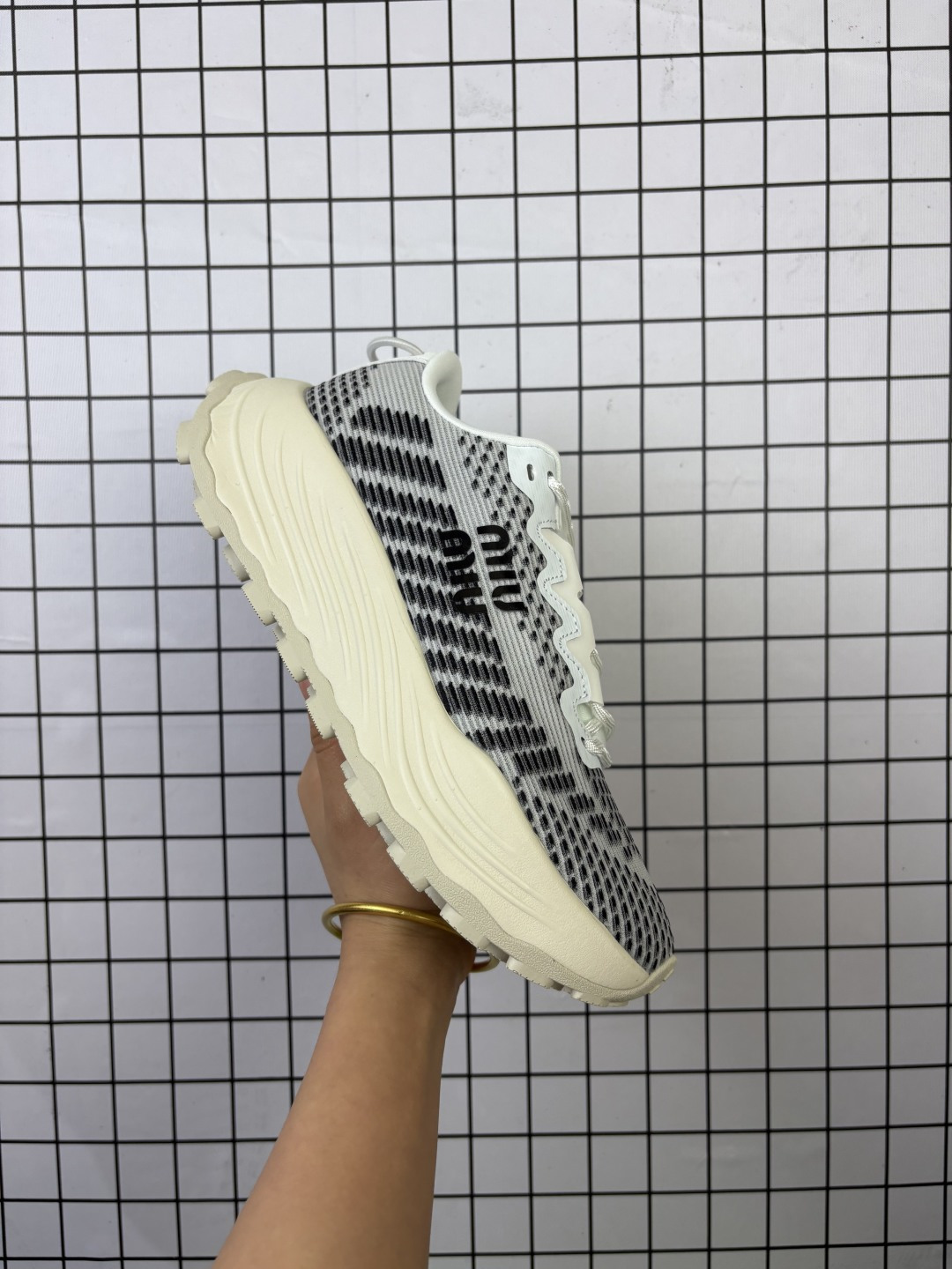 💰200
Miu Miu 缪缪徽标压花低帮生活休闲鞋 5E912D全白
尺码36 37 38 39 40
编码788