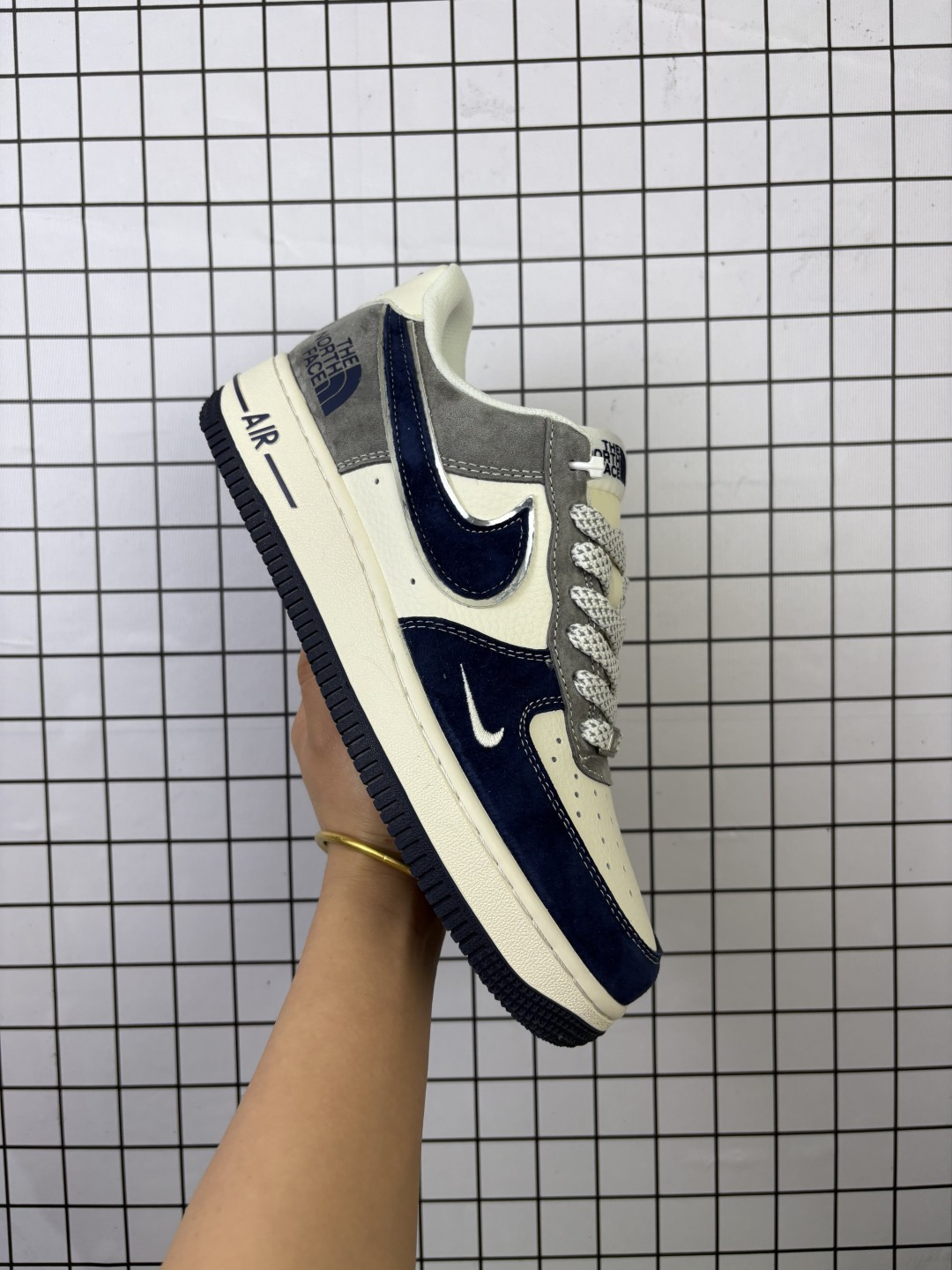 💰150
Nk Air Force 1'07 Low 北面联名 米灰深蓝勾 空军一号低帮休闲板鞋 XZ6188-975
#定制皮料 定制鞋盒 配件齐全 原楦原纸板 纯正空军版型 内置全掌气垫
尺码:36 36.5 37.5 38 38.5 39 40 40.5 41 42 42.5 43 44 44.5 45
编码金