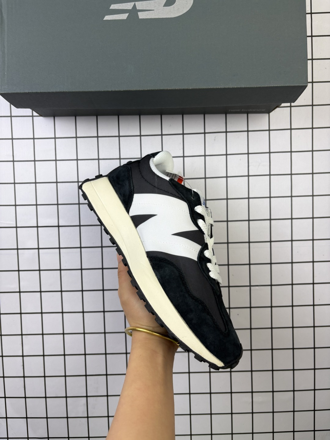 🈴💰95
New Balance/新百伦 男女鞋真标半码制，升级原楦原纸版开发版型，采用环保牛剖革组合翻毛皮料拼接构成鞋面材质，中底高弹EVA发泡材质加持满丁防滑橡胶外底❗️上世纪 70 年代的意大利街头风格！NB新百伦New Balance MS327系列复古休闲运动慢跑鞋 

类型：男女鞋
码数：36 37 38 38.5 39.5 40 40.5 41.5 42 42.5 43 44 45
编码：771