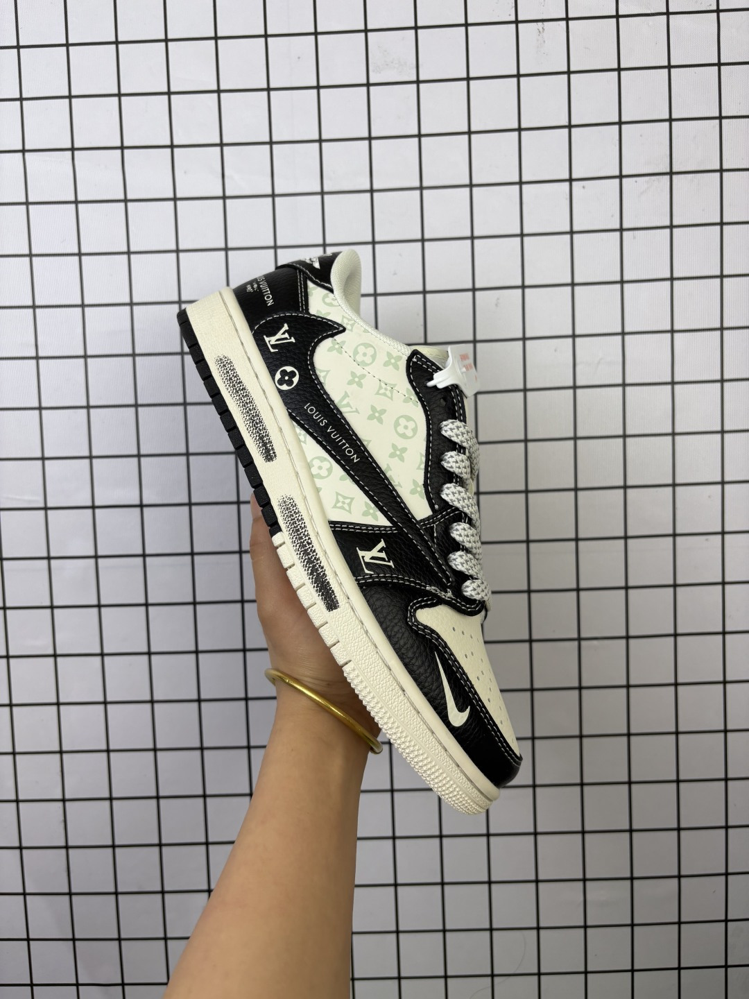 Jordan/乔丹 男女鞋真标半码制,采用软质荔枝纹牛剖革鞋面材质,缜密拉帮中底布,鞋垫嵌EVA缓震物料及背胶,内置气垫及耐磨橡胶大底❗️当红嘻哈歌手特拉维斯·斯科特定制联乘法国顶级高奢品牌·路易威登Louis Vuitton x Travis Scott x Nike Air Jordan 1 Low OG SP"Beige/Black/LV Monogram"AJ1乔丹一代经典低帮文化百搭休闲运动篮球鞋“ CX5050-Y29 类型:男女鞋 编码768