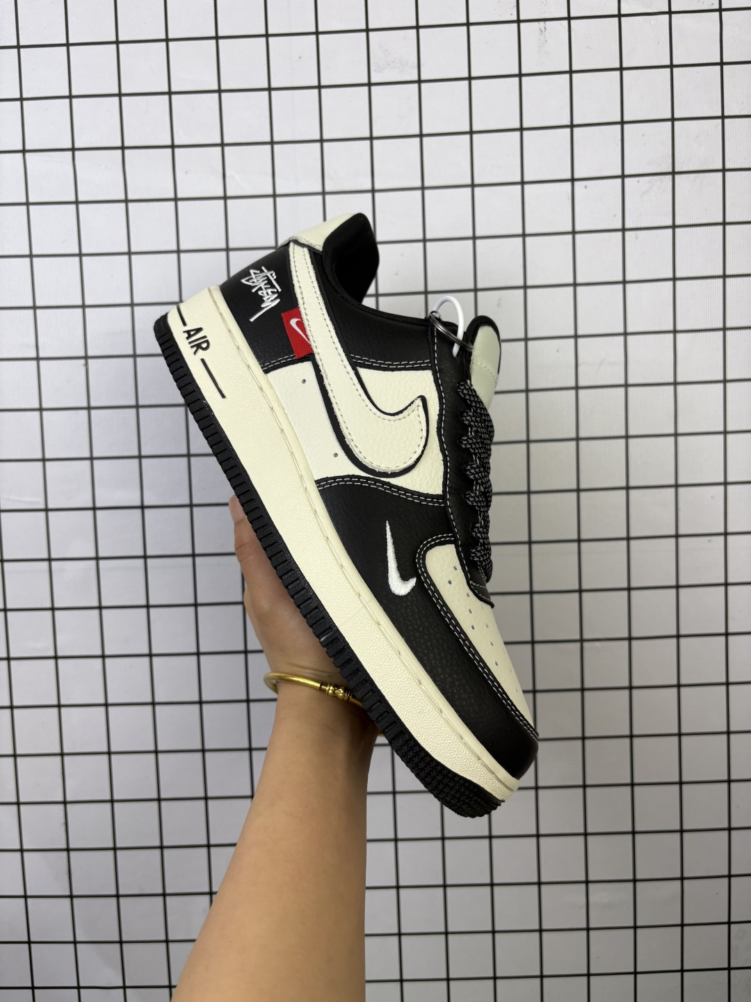 💰220 #新品上市实拍  
耐克 Nike Air Force 1 Low Premium 奶咖 代购指定版本 纯正版型 原盒原标原包装 Air Force 1于1982年推出，由Nike公司的传奇设计师Bruce Kilgore设计，他摒弃了老旧的帆布鞋风格, 突破性的使用内嵌式Air Sole气垫缓震系统，并将其与横跨复古与现代的外型结合，造出风靡全球三十多年的Air Force 1，直到今天还深受青
 货号：DD1982
编码元
36-45