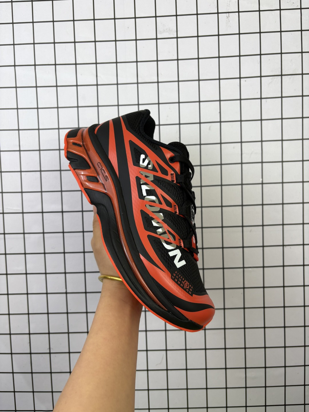 💰280 公司级✅MM6 x SALOMON联名网面低帮休闲鞋通勤运动鞋单鞋 本次全新打造XT-MM6系列，鞋身处饰有巨型Salomon logo，鞋头处 MM6 数字标志彰显合作身份。XT-MM6推出三种配色：纯白搭配黑色细节、全黑点缀银色，以及亮红色与黑色组合的版本。ACS PRO则提供两款选择——从白色渐变至灰色的清爽设计，另一款则采用高饱和度的黄黑撞色，赋予整体造型更强的视觉张力。 货号:491083-27 尺码:36 36.5 37.5 38 38.5 39 40 40.5 41 42 42.5 43 44 45 编码大Y