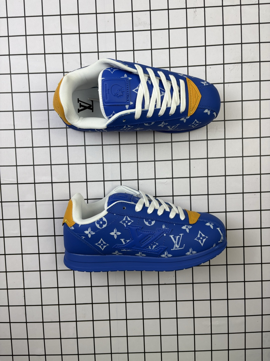 💰160
路易威登LOUIS VUITTON X NIGO 联名款运动鞋 BUTTERSOFT FW25 圆头系带 低帮 生活休闲鞋 阿甘鞋 路易威登 LOUIS VUITTON LV Buttersoft Nigo 联名运动跑步鞋,素面皮革压纹图案,圆头系带和衬垫鞋面,柔软的穿着体验。Pharrell Williams 肖像和龙虾图案压纹呼应,手缝鞋面 EVA 外底饰有元素,LV 字母皮具元素。#LV休闲鞋 #LV新款休闲运动鞋 #lv潮鞋 #新款lv #Lv路易威登
编码:553
Size:36~45