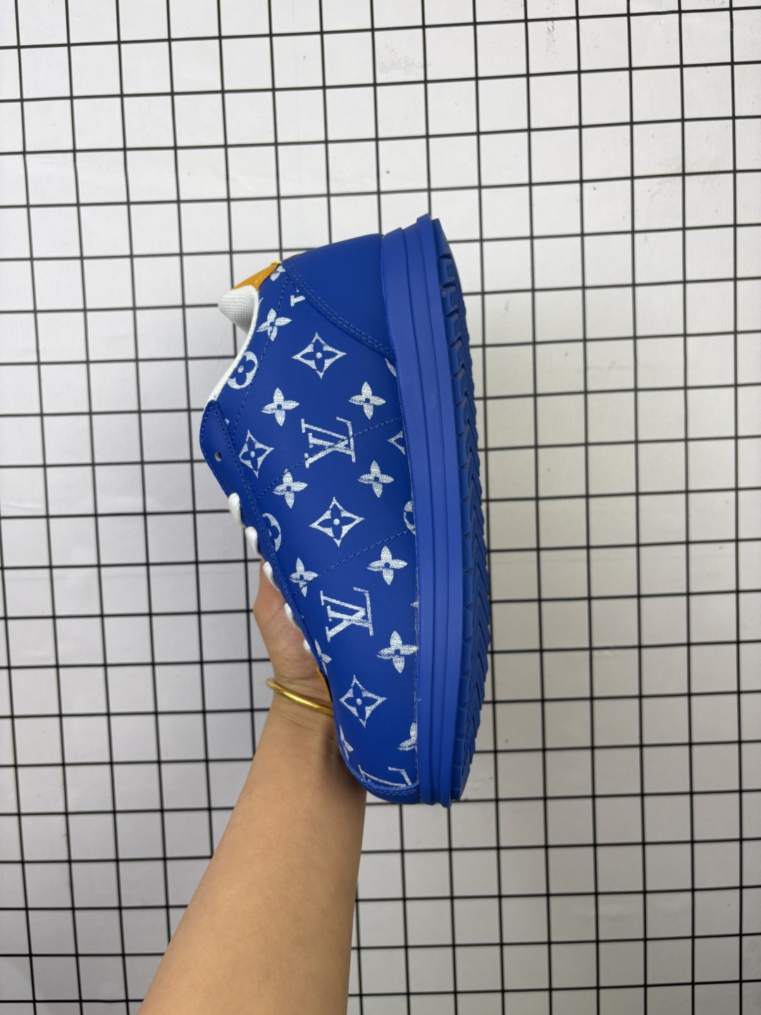 💰160
路易威登LOUIS VUITTON X NIGO 联名款运动鞋 BUTTERSOFT FW25 圆头系带 低帮 生活休闲鞋 阿甘鞋 路易威登 LOUIS VUITTON LV Buttersoft Nigo 联名运动跑步鞋,素面皮革压纹图案,圆头系带和衬垫鞋面,柔软的穿着体验。Pharrell Williams 肖像和龙虾图案压纹呼应,手缝鞋面 EVA 外底饰有元素,LV 字母皮具元素。#LV休闲鞋 #LV新款休闲运动鞋 #lv潮鞋 #新款lv #Lv路易威登
编码:553
Size:36~45