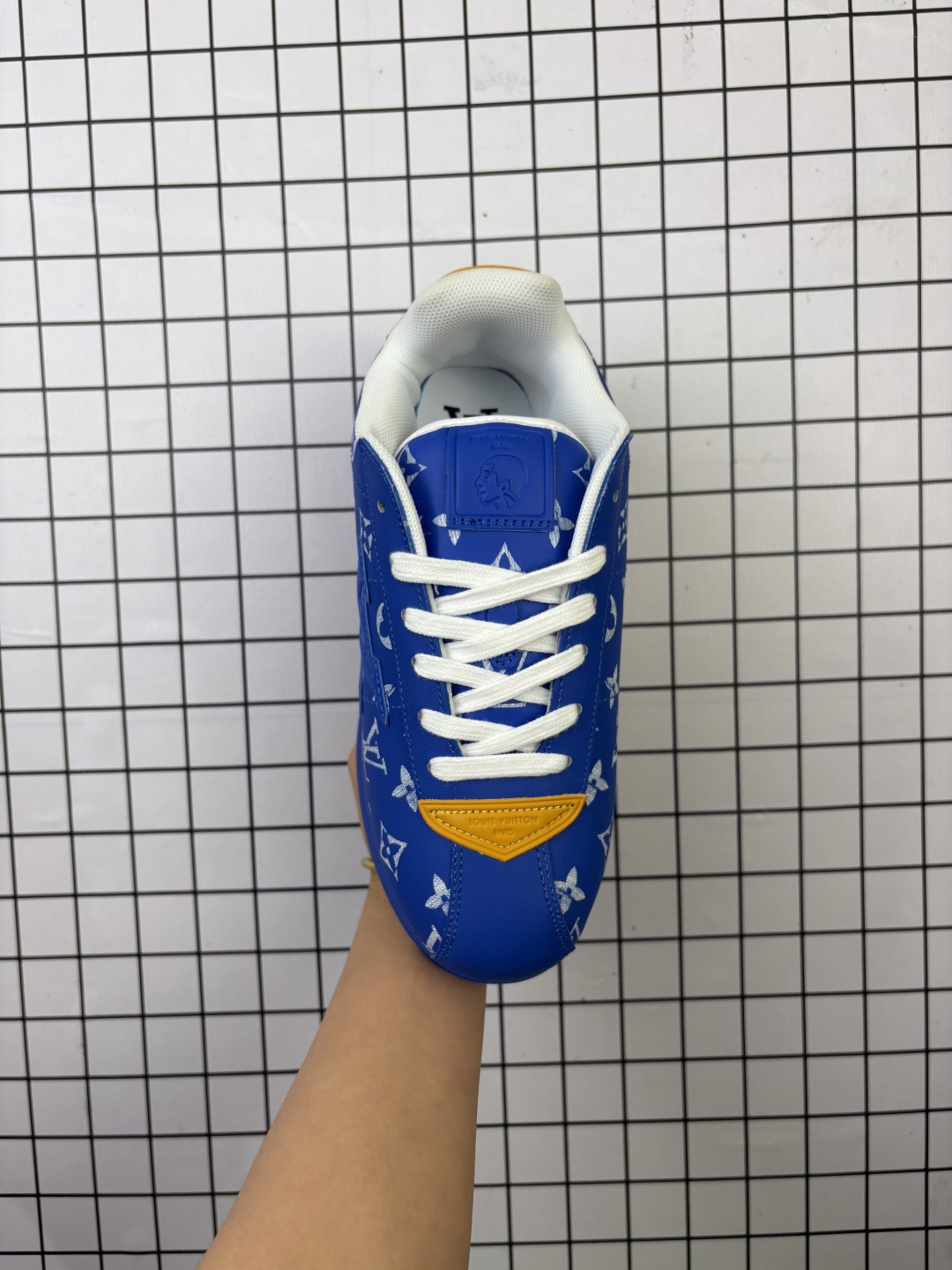 💰160
路易威登LOUIS VUITTON X NIGO 联名款运动鞋 BUTTERSOFT FW25 圆头系带 低帮 生活休闲鞋 阿甘鞋 路易威登 LOUIS VUITTON LV Buttersoft Nigo 联名运动跑步鞋,素面皮革压纹图案,圆头系带和衬垫鞋面,柔软的穿着体验。Pharrell Williams 肖像和龙虾图案压纹呼应,手缝鞋面 EVA 外底饰有元素,LV 字母皮具元素。#LV休闲鞋 #LV新款休闲运动鞋 #lv潮鞋 #新款lv #Lv路易威登
编码:553
Size:36~45