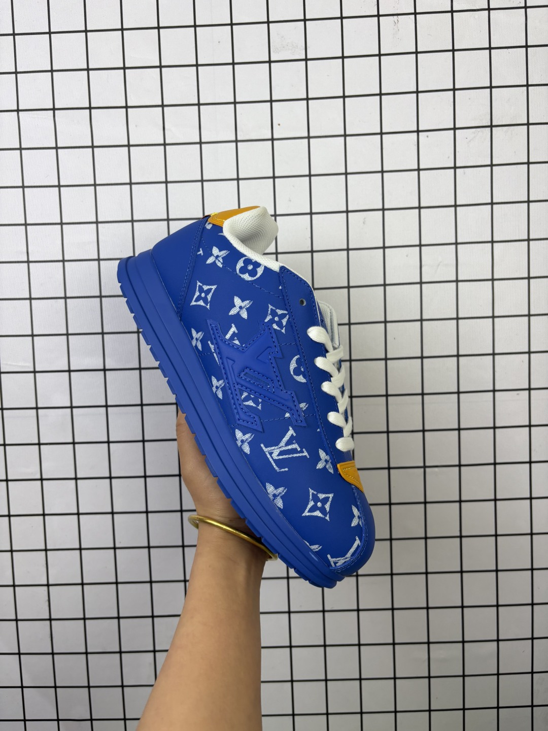 💰160
路易威登LOUIS VUITTON X NIGO 联名款运动鞋 BUTTERSOFT FW25 圆头系带 低帮 生活休闲鞋 阿甘鞋 路易威登 LOUIS VUITTON LV Buttersoft Nigo 联名运动跑步鞋，素面皮革压纹图案，圆头系带和衬垫鞋面，柔软的穿着体验。Pharrell Williams 肖像和龙虾图案压纹呼应，手缝鞋面 EVA 外底饰有元素，LV 字母皮具元素。#LV休闲鞋  #LV新款休闲运动鞋  #lv潮鞋  #新款lv  #Lv路易威登
编码:553
Size:36～45