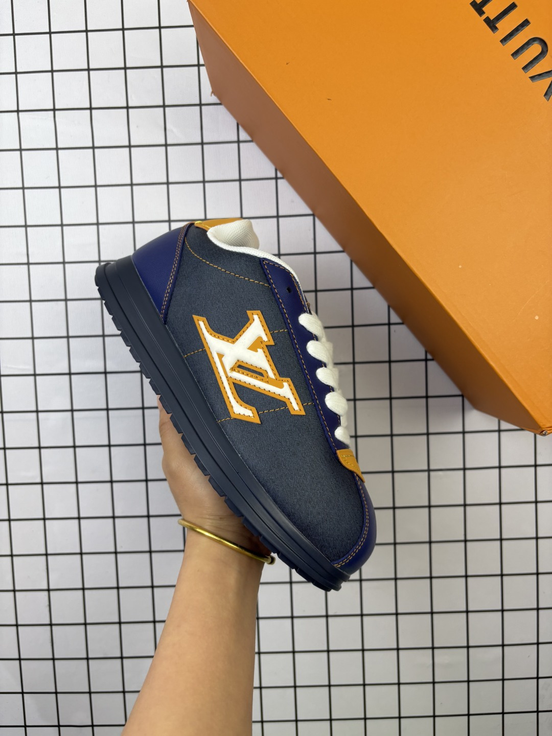 🈴💰160
路易威登LOUIS VUITTON X NIGO 联名款运动鞋 BUTTERSOFT FW25 圆头系带 低帮 生活休闲鞋 阿甘鞋 路易威登 LOUIS VUITTON LV Buttersoft Nigo 联名运动跑步鞋,素面皮革压纹图案,圆头系带和衬垫鞋面,柔软的穿着体验。Pharrell Williams 肖像和龙虾图案压纹呼应,手缝鞋面 EVA 外底饰有元素,LV 字母皮具元素。#LV休闲鞋 #LV新款休闲运动鞋 #lv潮鞋 #新款lv #Lv路易威登
编码:553
Size:36~45