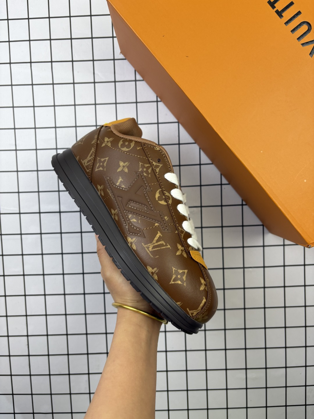 🈴💰160
路易威登LOUIS VUITTON X NIGO 联名款运动鞋 BUTTERSOFT FW25 圆头系带 低帮 生活休闲鞋 阿甘鞋 路易威登 LOUIS VUITTON LV Buttersoft Nigo 联名运动跑步鞋,素面皮革压纹图案,圆头系带和衬垫鞋面,柔软的穿着体验。Pharrell Williams 肖像和龙虾图案压纹呼应,手缝鞋面 EVA 外底饰有元素,LV 字母皮具元素。#LV休闲鞋 #LV新款休闲运动鞋 #lv潮鞋 #新款lv #Lv路易威登
编码:553
Size:36~45