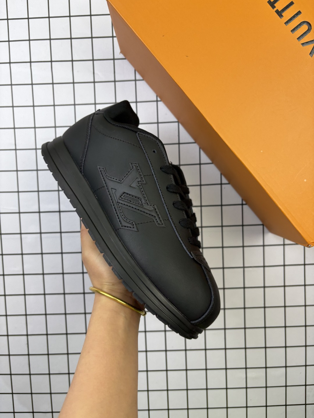 🈴💰160
路易威登LOUIS VUITTON X NIGO 联名款运动鞋 BUTTERSOFT FW25 圆头系带 低帮 生活休闲鞋 阿甘鞋 路易威登 LOUIS VUITTON LV Buttersoft Nigo 联名运动跑步鞋，素面皮革压纹图案，圆头系带和衬垫鞋面，柔软的穿着体验。Pharrell Williams 肖像和龙虾图案压纹呼应，手缝鞋面 EVA 外底饰有元素，LV 字母皮具元素。#LV休闲鞋  #LV新款休闲运动鞋  #lv潮鞋  #新款lv  #Lv路易威登
编码:553
Size:36～45