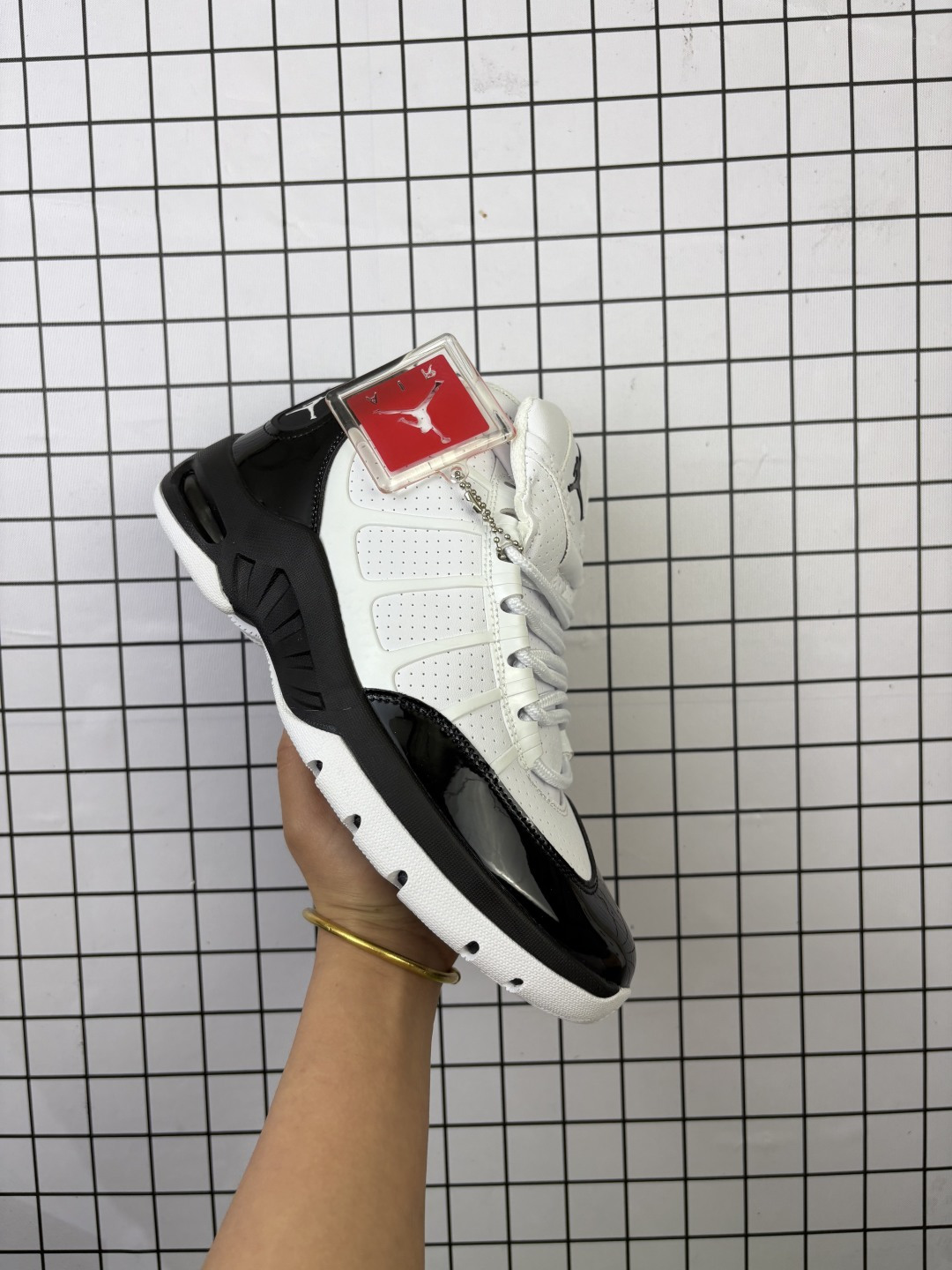 【公司级】耐克 AJ6 乔丹6代 Nike Air Jordan 6 Retro Low PSG 复刻男子运动鞋巧糅美式醒目风范与巴黎时尚格调,向篮球和足球场上的传奇人物致敬.融入明亮色彩,为鞋款注入满满活力,平添采撷自香榭丽舍的匠心风范.后跟标签致敬巴黎圣日耳曼足球俱乐部主场建筑,彰显挚爱俱乐部的辉煌成就.皮革鞋面,塑就出众结构感和经典舒适感受,纹理翻毛皮结合中底斑点细节,提升造型格调.Nike Air 技术,塑就缓震迈步体验,栓扣系带系统,可轻松调节贴合感. 货号:384664 编码:553