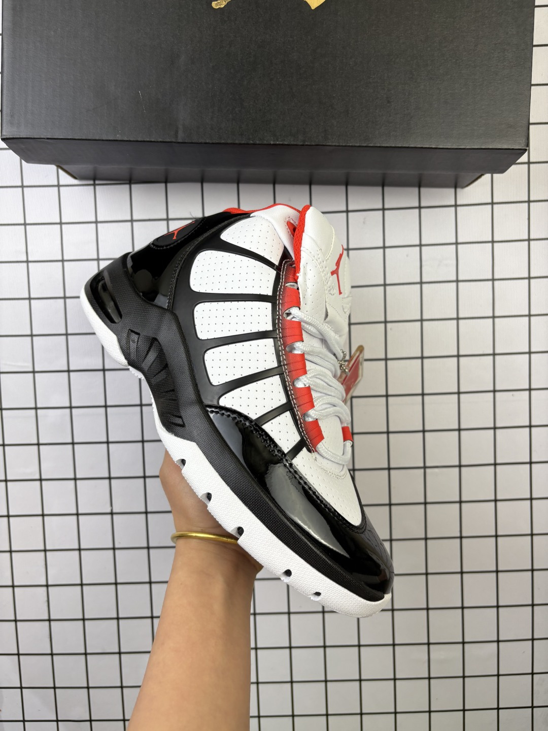 【公司级】耐克 AJ6 乔丹6代 Nike Air Jordan 6 Retro Low PSG 复刻男子运动鞋巧糅美式醒目风范与巴黎时尚格调,向篮球和足球场上的传奇人物致敬.融入明亮色彩,为鞋款注入满满活力,平添采撷自香榭丽舍的匠心风范.后跟标签致敬巴黎圣日耳曼足球俱乐部主场建筑,彰显挚爱俱乐部的辉煌成就.皮革鞋面,塑就出众结构感和经典舒适感受,纹理翻毛皮结合中底斑点细节,提升造型格调.Nike Air 技术,塑就缓震迈步体验,栓扣系带系统,可轻松调节贴合感. 货号:384664 编码:553