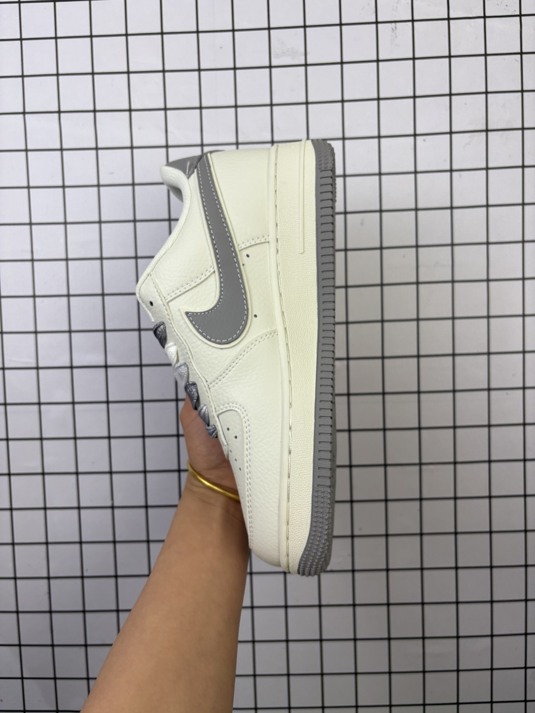 💰110
特价 Nike/耐克 空军低帮 男女鞋真标半码制,升级原楦原纸版数据开发,采用硬质牛巴磨砂革鞋面材质,原楦开发版型纸版,内置全掌Air Sole气垫❗️创意定制配色,联乘意大利奢侈品牌-古驰Gucci Nike Air Force 1 Low"Esquisite Gucci"空军一号低帮经典百搭休闲运动板鞋“ CS5288-003
类型:男女鞋
码数:36 36.5 37.5 38 38.5 39 40 40.5 41 42 42.5 43 44 45
编码:577