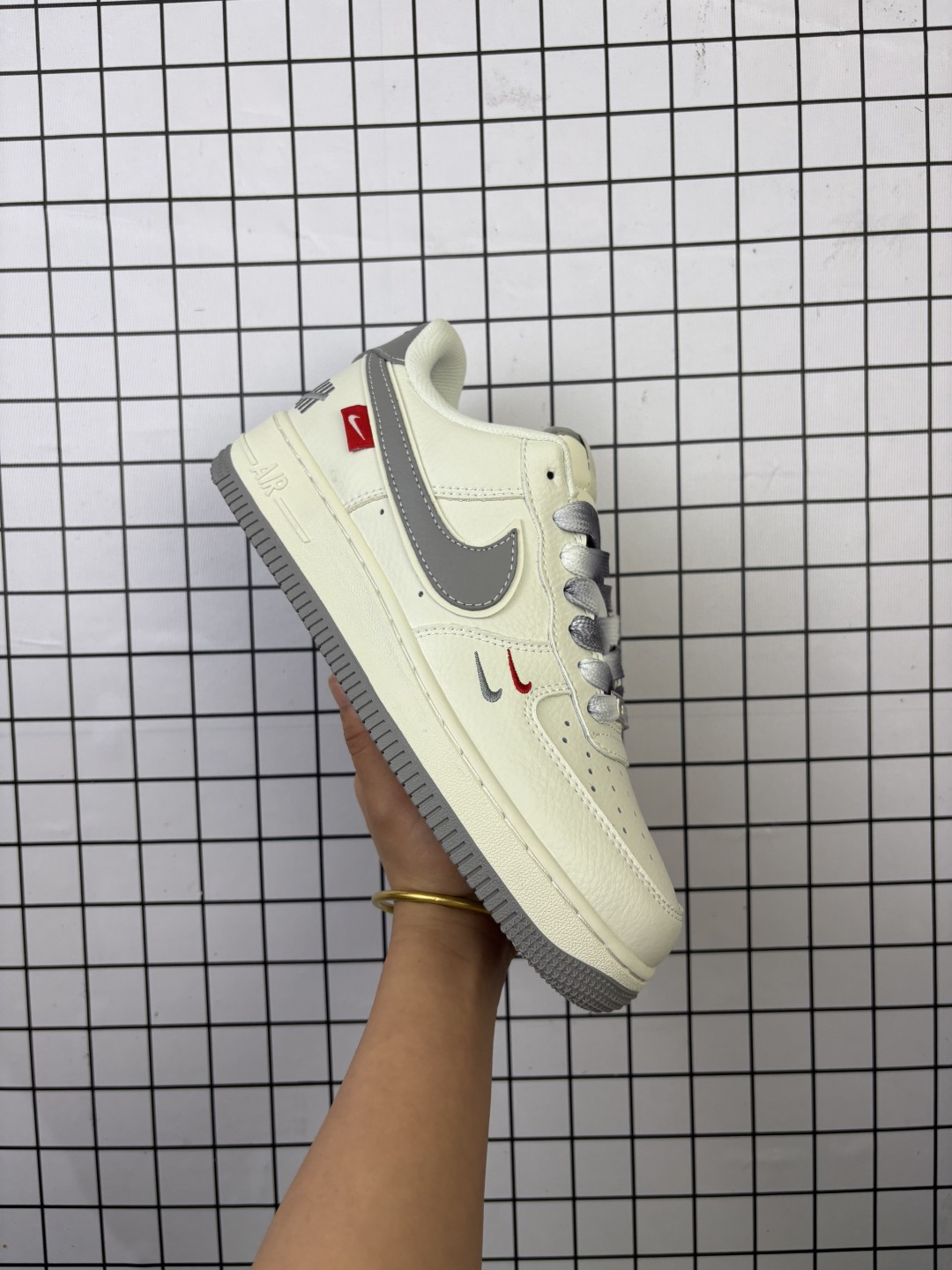 💰110
特价 Nike/耐克 空军低帮 男女鞋真标半码制,升级原楦原纸版数据开发,采用硬质牛巴磨砂革鞋面材质,原楦开发版型纸版,内置全掌Air Sole气垫❗️创意定制配色,联乘意大利奢侈品牌-古驰Gucci Nike Air Force 1 Low"Esquisite Gucci"空军一号低帮经典百搭休闲运动板鞋“ CS5288-003
类型:男女鞋
码数:36 36.5 37.5 38 38.5 39 40 40.5 41 42 42.5 43 44 45
编码:577