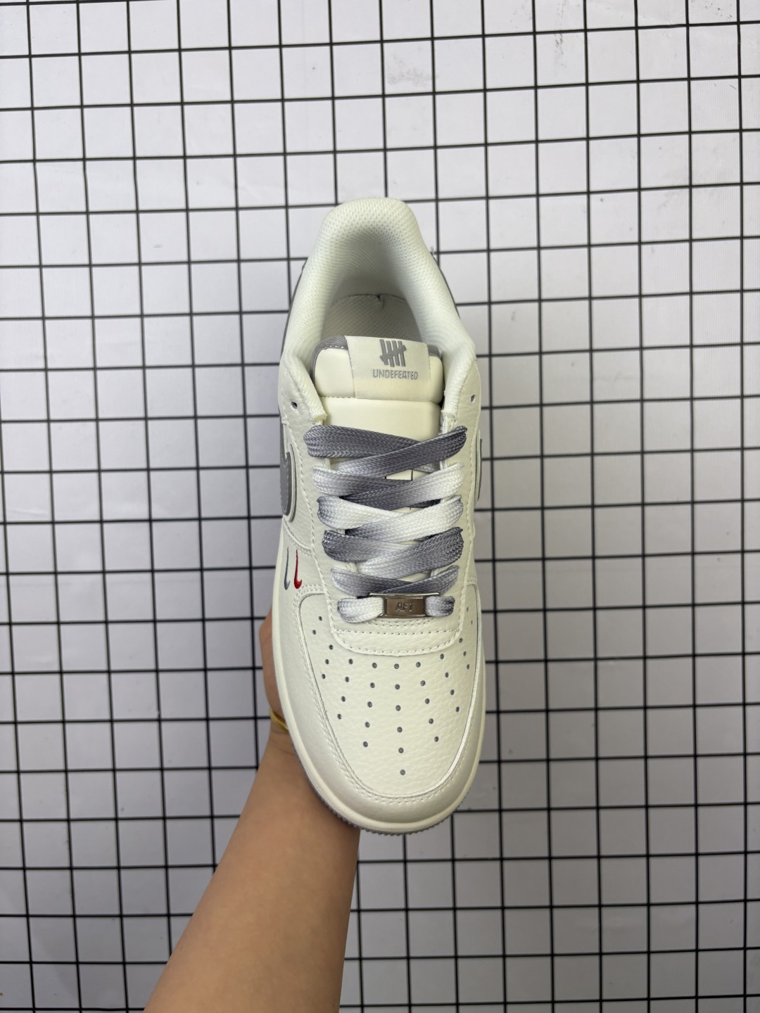 💰110
特价 Nike/耐克 空军低帮 男女鞋真标半码制,升级原楦原纸版数据开发,采用硬质牛巴磨砂革鞋面材质,原楦开发版型纸版,内置全掌Air Sole气垫❗️创意定制配色,联乘意大利奢侈品牌-古驰Gucci Nike Air Force 1 Low"Esquisite Gucci"空军一号低帮经典百搭休闲运动板鞋“ CS5288-003
类型:男女鞋
码数:36 36.5 37.5 38 38.5 39 40 40.5 41 42 42.5 43 44 45
编码:577