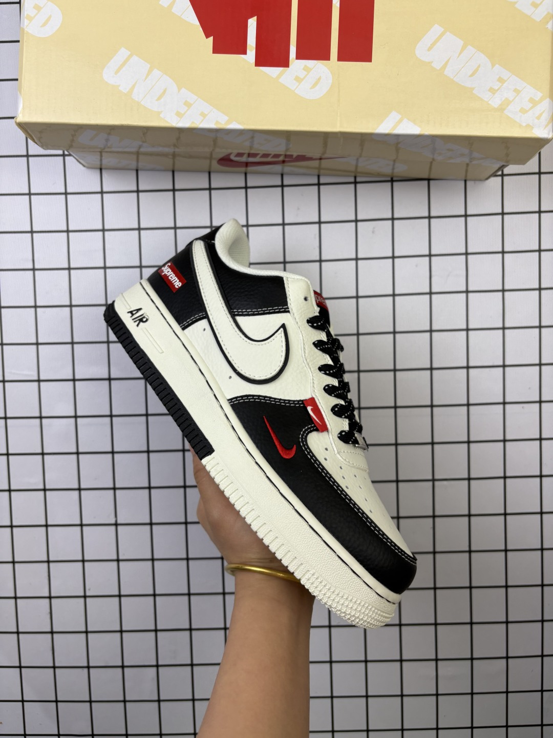 🈴💰110
特价 Nike/耐克 空军低帮 男女鞋真标半码制,升级原楦原纸版数据开发,采用硬质牛巴磨砂革鞋面材质,原楦开发版型纸版,内置全掌Air Sole气垫❗️创意定制配色,联乘意大利奢侈品牌-古驰Gucci Nike Air Force 1 Low"Esquisite Gucci"空军一号低帮经典百搭休闲运动板鞋“ CS5288-003
类型:男女鞋
码数:36 36.5 37.5 38 38.5 39 40 40.5 41 42 42.5 43 44 45
编码:577