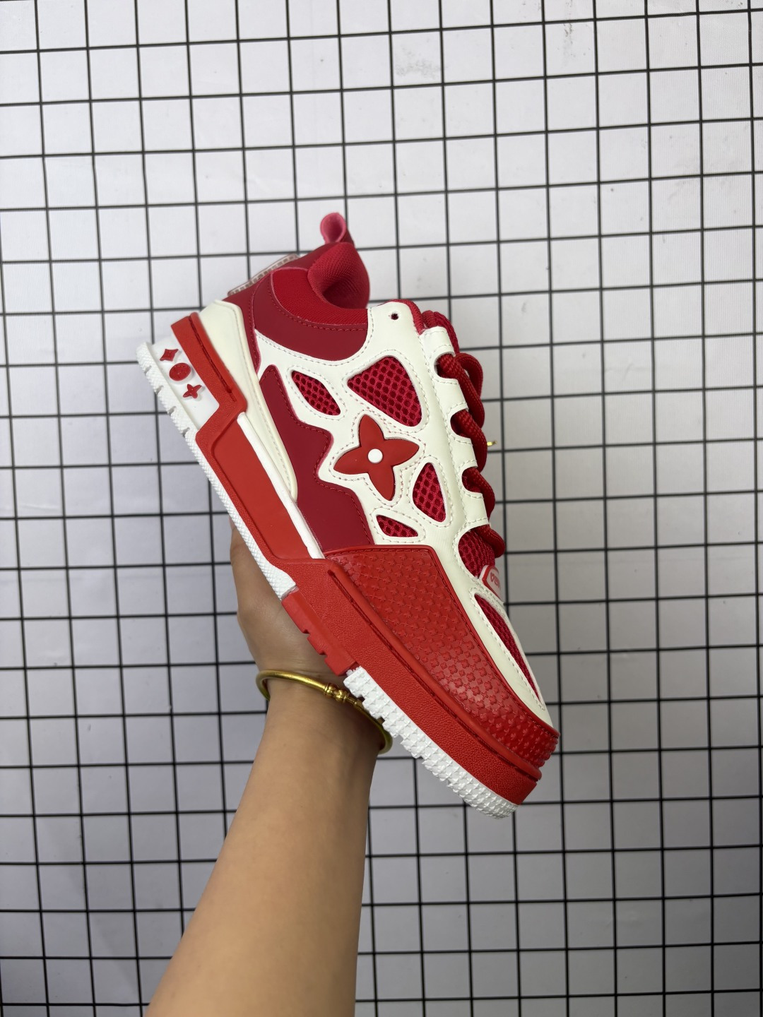 💰110 LV Skate Sneaker 路易威登 2025年新款运动板鞋 蛇年限定 春夏秀场初次亮相，此次以粒面牛皮革焕新呈现。加垫鞋领和鞋舌援引滑板鞋设计，科技鞋带和橡胶外底完善整体。粒面牛皮革和织物拼接鞋面，橡胶外底，鞋舌和鞋底 后部饰有 LV 标识。 尺码：36-45 编码：699