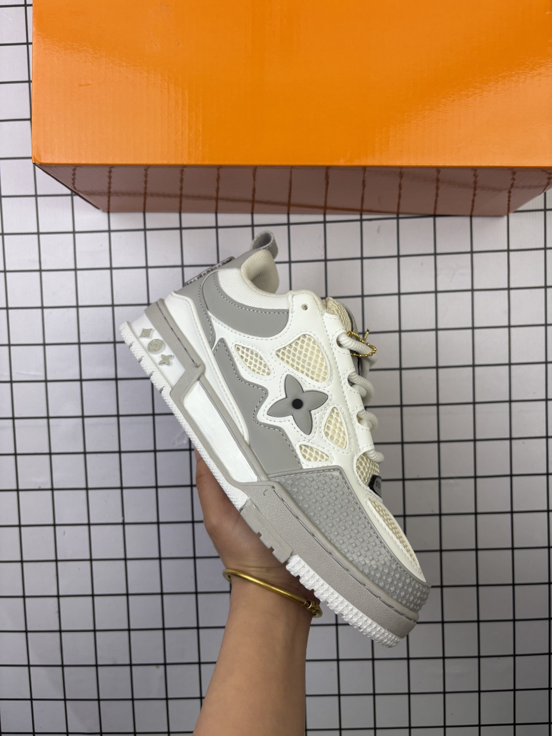 🈴💰110 LV Skate Sneaker 路易威登 2025年新款运动板鞋 蛇年限定 春夏秀场初次亮相，此次以粒面牛皮革焕新呈现。加垫鞋领和鞋舌援引滑板鞋设计，科技鞋带和橡胶外底完善整体。粒面牛皮革和织物拼接鞋面，橡胶外底，鞋舌和鞋底 后部饰有 LV 标识。 尺码：36-45 编码：699