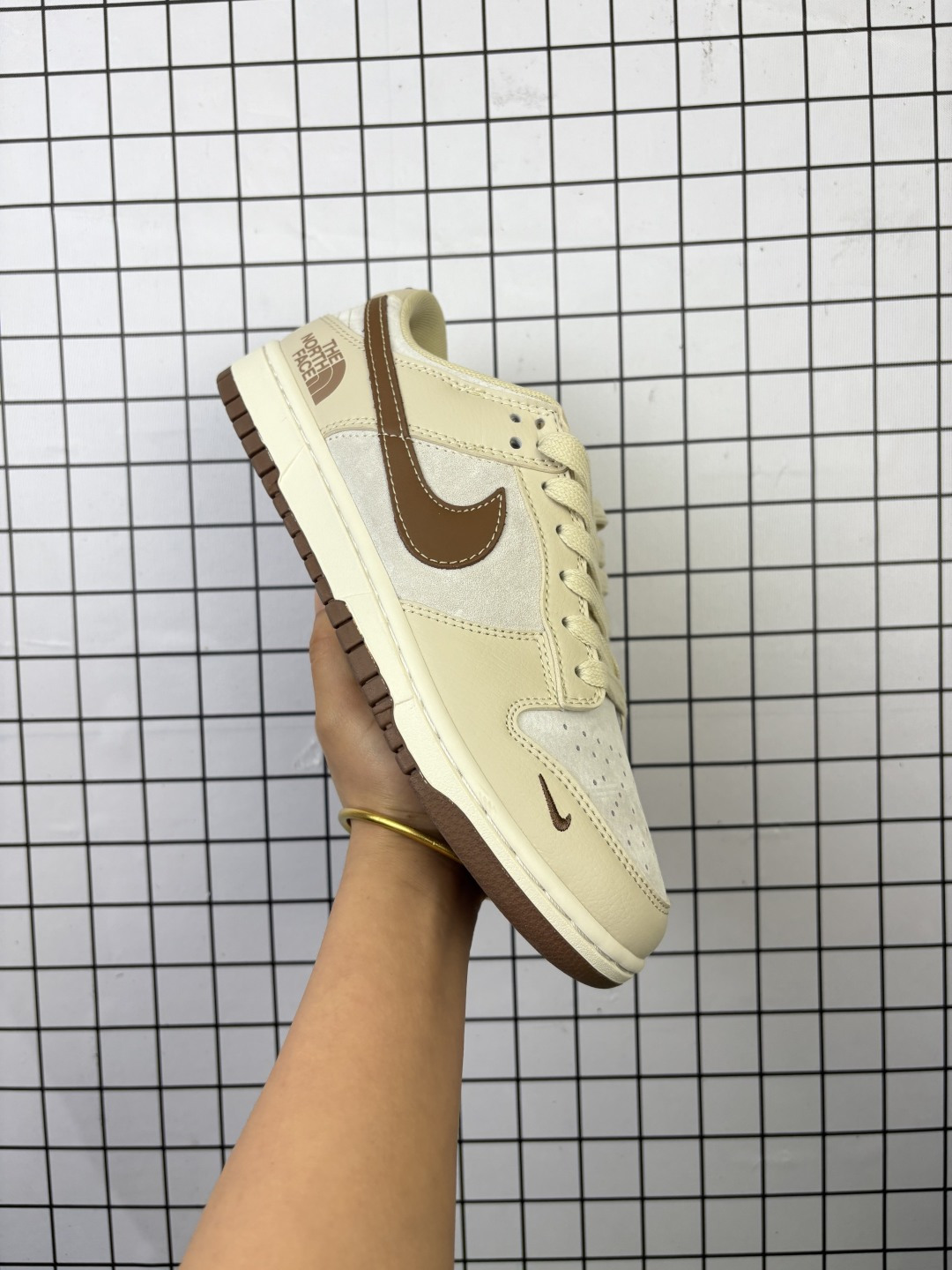 💰90
特价 Nike/耐克 男女鞋真标半码制,全新2021版更新数据窄楦翘头版型,采用猪巴革鞋面材质,缜密拉帮中底布,鞋垫嵌EVA缓震物料及背胶,全新窄版翘头耐磨橡胶大底❗️定制联名,著名户外品牌·北面/The North Face x CDG x Nike SB Dunk Low Lot"Comme des Garcons"扣篮系列低帮休闲运动滑板板鞋“ XX9932-032
类型:男女鞋
码数:36 36.5 37.5 38 38.5 39 40 40.5 41 42 42.5 43 44 45
编码577
编码577