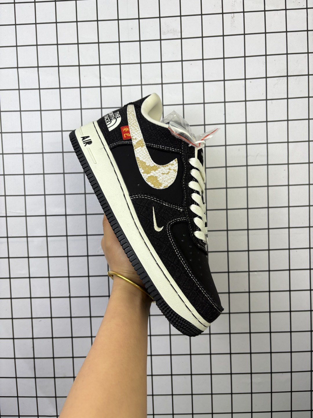 🈴💰80
Nike/耐克 男女鞋真标半码制,原楦原纸版开发,采用软质荔枝纹牛剖皮革组合猪巴革鞋面材质,内置全掌Air Sole气垫❗创意定制三方联名配色,联乘著名户外品牌/北面The North Face x Supreme x Nike Air Force 1 07 Low"Supreme"空军一号经典低帮百搭休闲运动板鞋“ CH6336-526
类型:男女鞋
码数:36 36.5 37.5 38 38.5 39 40 40.5 41 42 42.5 43 44 45
编码:元