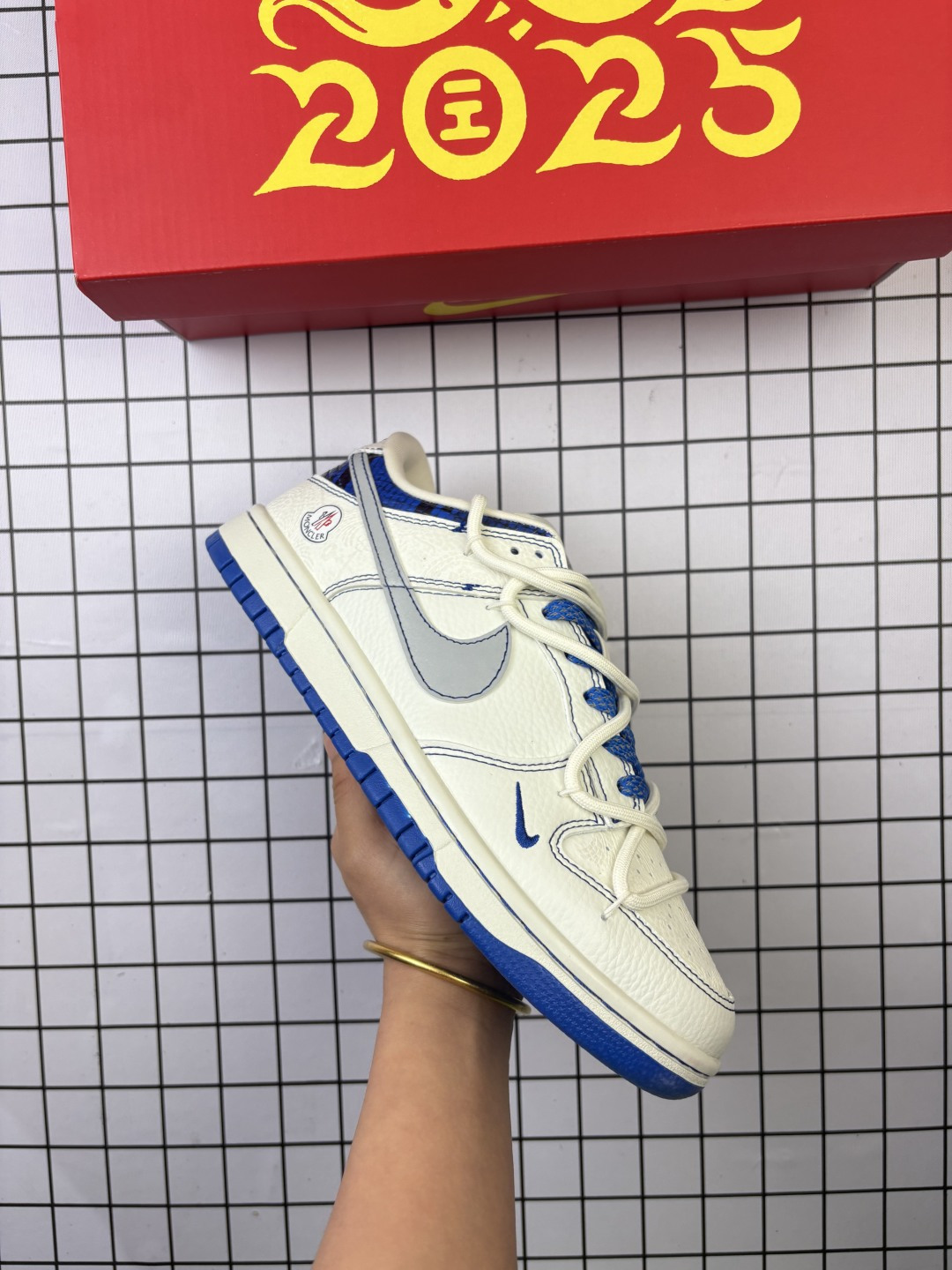 🈴💰80
Nike/耐克 男女鞋真标半码制,原楦原纸版开发,采用软质荔枝纹牛剖皮革组合猪巴革鞋面材质,内置全掌Air Sole气垫❗创意定制三方联名配色,联乘著名户外品牌/北面The North Face x Supreme x Nike Air Force 1 07 Low"Supreme"空军一号经典低帮百搭休闲运动板鞋“ CH6336-526
类型:男女鞋
码数:36 36.5 37.5 38 38.5 39 40 40.5 41 42 42.5 43 44 45
编码:元