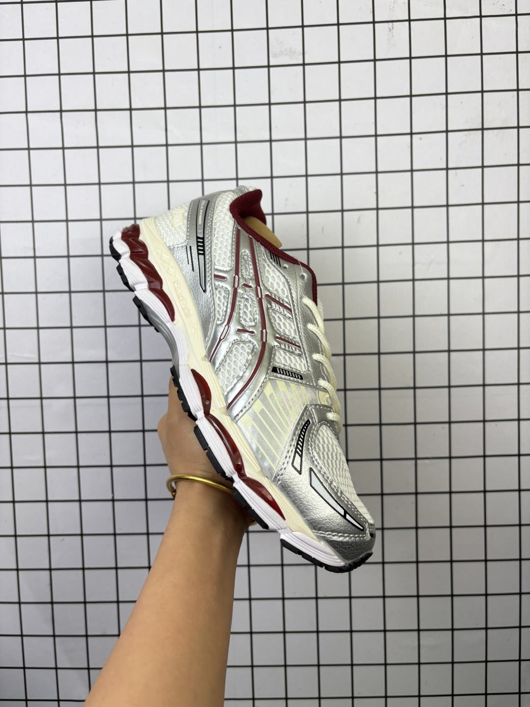 💰170
Asics/亚瑟士 男女鞋真标半码制，采用PVC塑料膜配合透气网眼布鞋面材质，中底3D可视GEL缓震胶效果，升级EVA全新缓震中底部位科技组合耐磨橡胶外底片❗️复古跑鞋的魅力！日本专业跑鞋品牌·亚瑟士联名纽约街头潮流品牌KITH x Asics Gel Kayano 12.1"Cream Sage"卡亚诺12.1代系列低帮轻量缓震休闲运动跑步鞋“联名浅绿米白 1203A759

类型：男女鞋
码数：36 37 38 39 39.5 40.5 41.5 42 42.5 43.5 44 45
编码230