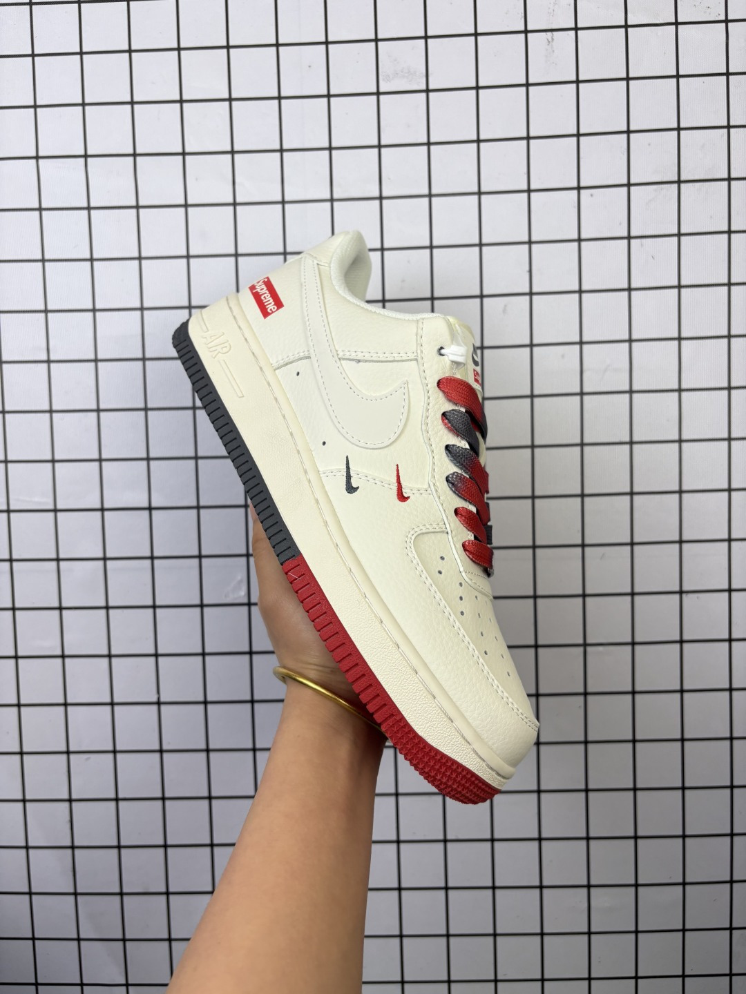 💰150
Nike/耐克 空军斯图西系列 男女鞋真标半码制,原楦原纸版开发版型,采用硬质荔枝纹牛剖皮革面材质鞋面,内置全掌Air Sole气垫❗美国元祖街头潮牌-斯图西Stussy x Nike Air Force 1´07 Low"Beige/Light Grey"空军一号经典低帮百搭休闲运动板鞋 XZ6188-729
类型:男女鞋
码数:36 36.5 37.5 38 38.5 39 40 40.5 41 42 42.5 43 44 45
编码:金