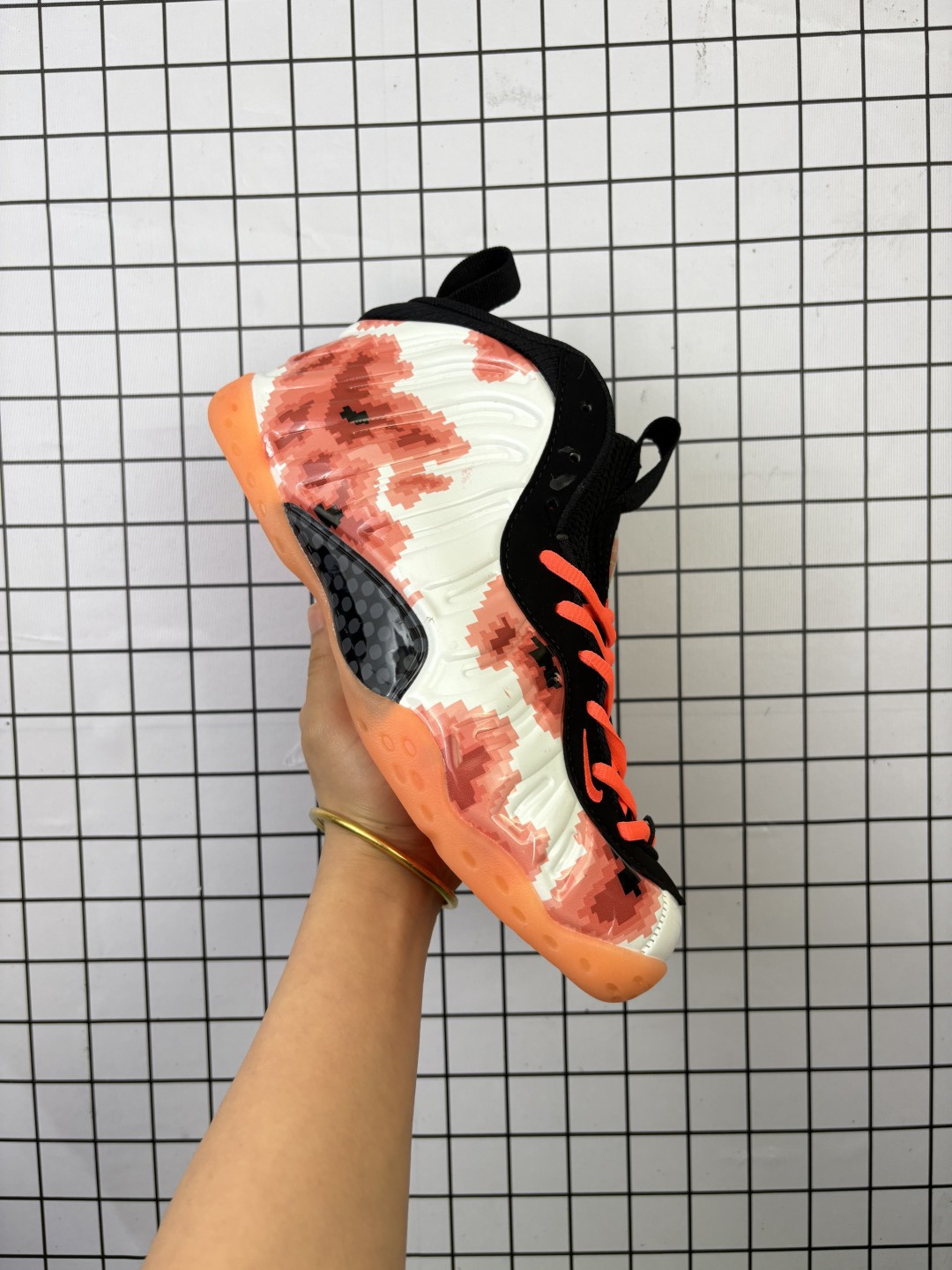 💰170
【公司级】耐克/NIKE 耐克喷泡 Air Foamposite Pro 实战运动篮球鞋,它依然代表了当时球鞋生产工艺的顶点,国内的鞋迷因为Pro的谐音,也将其称作泡”。鞋身由结实而有韧性的Foamposite一体化成型鞋面构成,独特的外观美轮美,充满了未来感,鞋面内部采用了全长的Dynamic--fit弹性内靴,柔软的填充使得鞋子的舒适性和包裹性大大增强,为脚部提供了良好的支撑保护,中底则延续了脚感澎湃的双层oom气垫与大面积碳板的缓震配置。

货号：575420
码数：40-47含半码
编码688