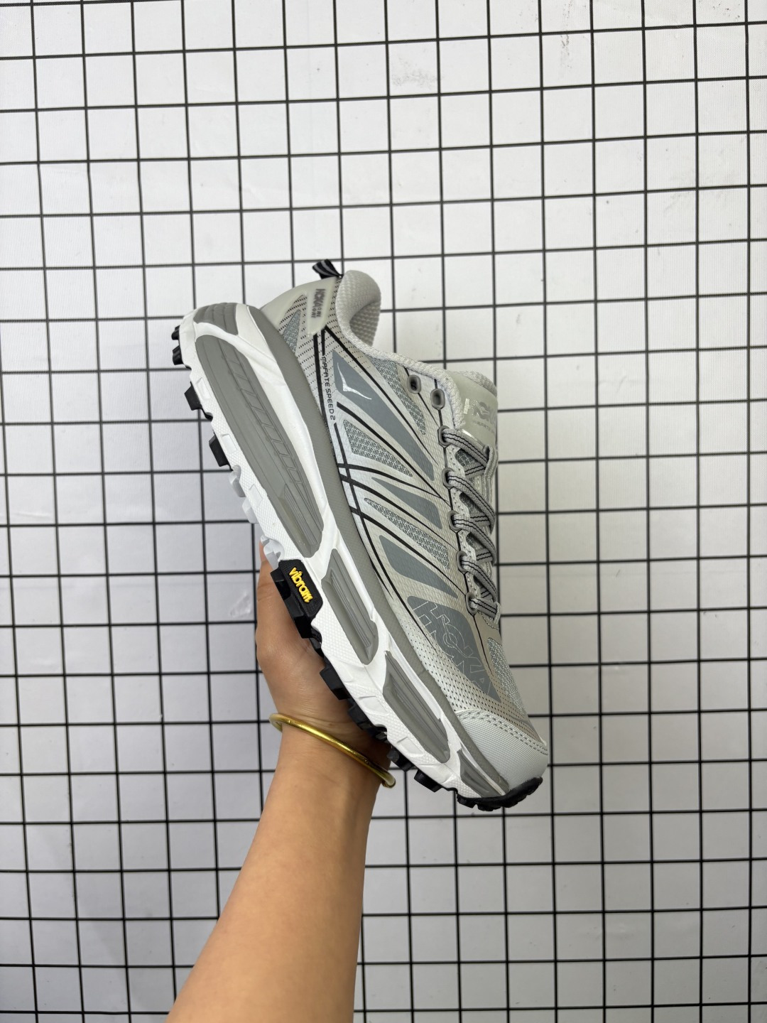 Hoka Mafate Speed 2 超轻厚底轻量山地跑步鞋 原装轻量化材料Fresh Foam 超轻量中底全部用料过3C认证 滚动平衡科技减少33%能量消耗 货号: 1126851 SRYG 编码688