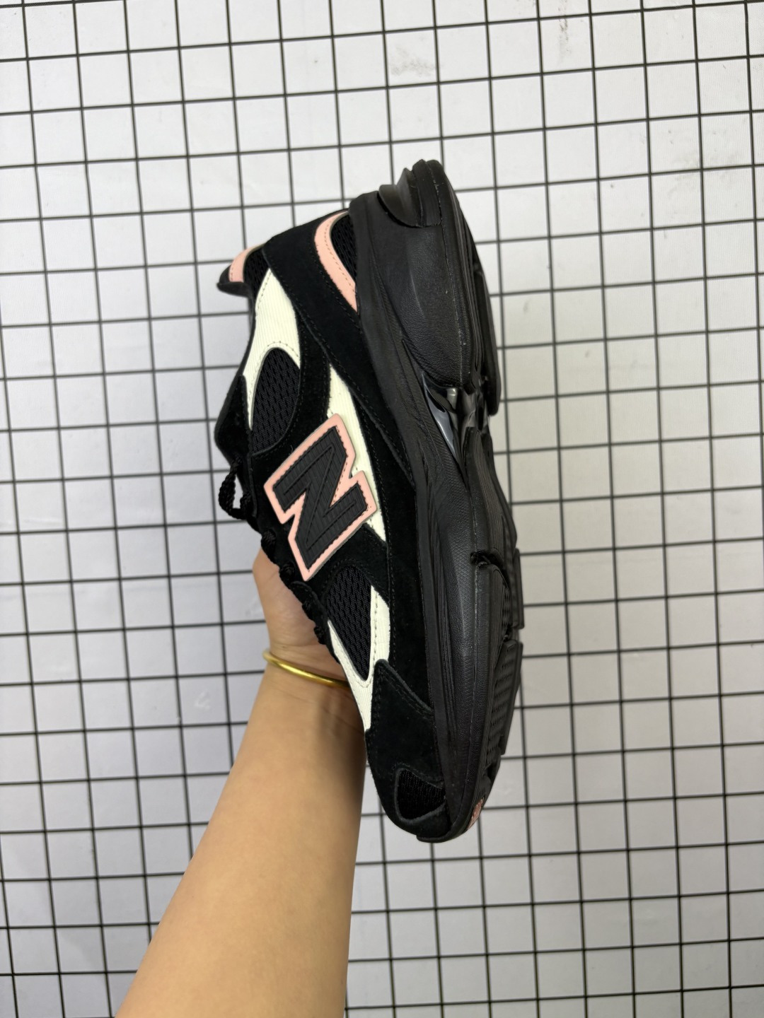 💰180 公司级✅New Balance 2010系列 新百伦 复古老爹风网布跑步休闲运动鞋 新百伦经典配色 沿袭了面世之初的经典科技 以ENCAP中底配以升级版 N-ERGY缓震物料 鞋面则采用特色的柔软麂皮搭以NewBalance经典的尼龙网布 低调中还原跑鞋本真 更年轻化的设计理念与材质 让新世代青年得以用全新视角体验经典鞋款的传奇魅力 货号:U2010TBA 尺码:36 37 37.5 38 38.5 39.5 40 40.5 41.5 42 42.5 43 44 45 46 编码旭D