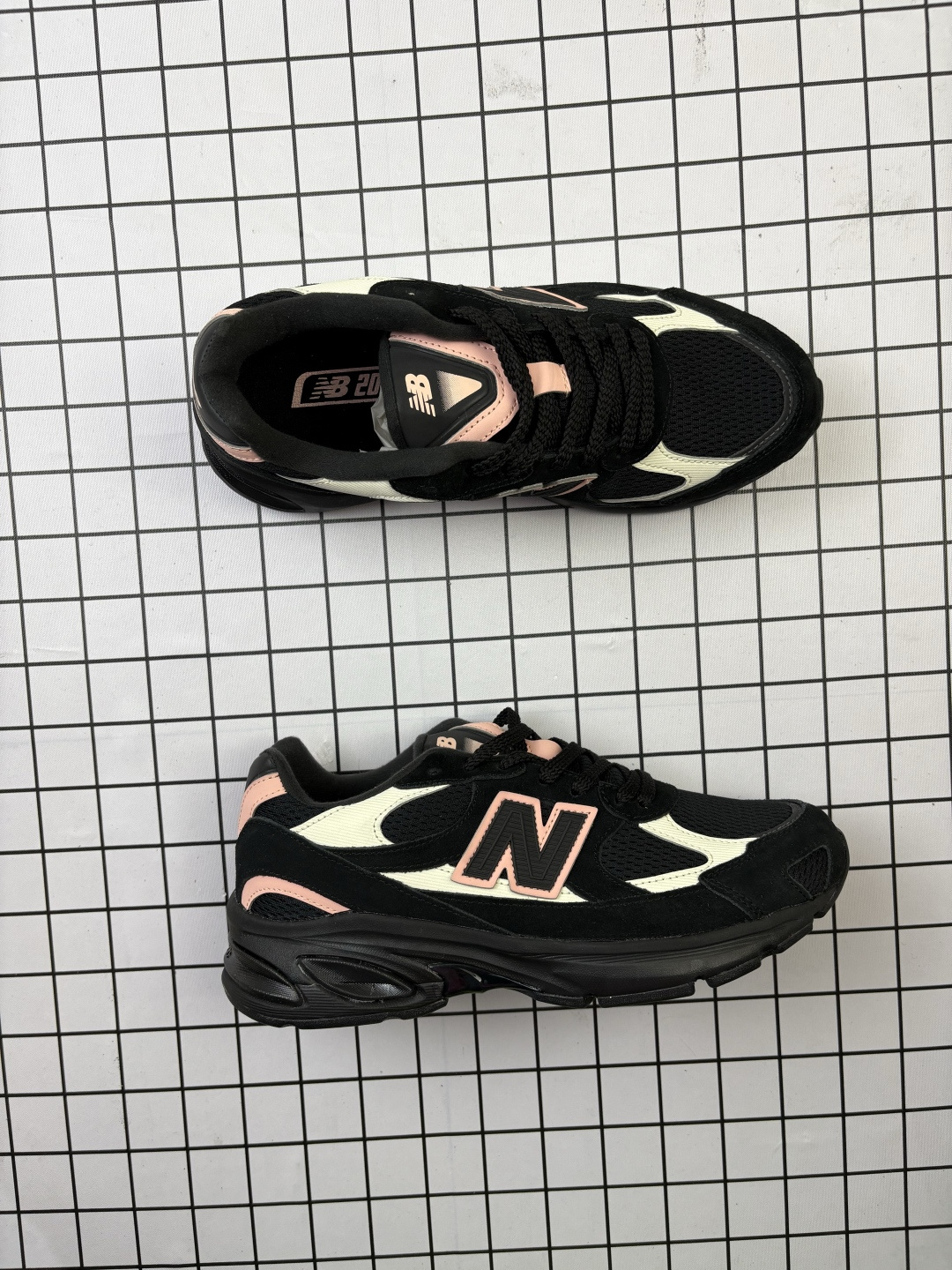 💰180 公司级✅New Balance 2010系列 新百伦 复古老爹风网布跑步休闲运动鞋 新百伦经典配色 沿袭了面世之初的经典科技 以ENCAP中底配以升级版 N-ERGY缓震物料 鞋面则采用特色的柔软麂皮搭以NewBalance经典的尼龙网布 低调中还原跑鞋本真 更年轻化的设计理念与材质 让新世代青年得以用全新视角体验经典鞋款的传奇魅力 货号:U2010TBA 尺码:36 37 37.5 38 38.5 39.5 40 40.5 41.5 42 42.5 43 44 45 46 编码旭D