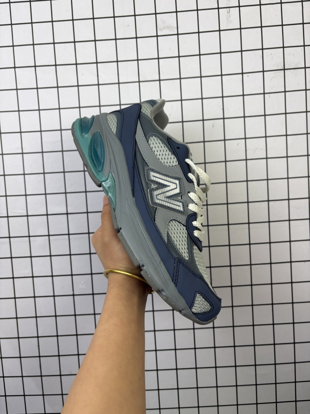 💰180 公司级✅New Balance 2010系列 新百伦 复古老爹风网布跑步休闲运动鞋 新百伦经典配色 沿袭了面世之初的经典科技 以ENCAP中底配以升级版 N-ERGY缓震物料 鞋面则采用特色的柔软麂皮搭以NewBalance经典的尼龙网布 低调中还原跑鞋本真 更年轻化的设计理念与材质 让新世代青年得以用全新视角体验经典鞋款的传奇魅力 货号:U2010TBA 尺码:36 37 37.5 38 38.5 39.5 40 40.5 41.5 42 42.5 43 44 45 46 编码旭D