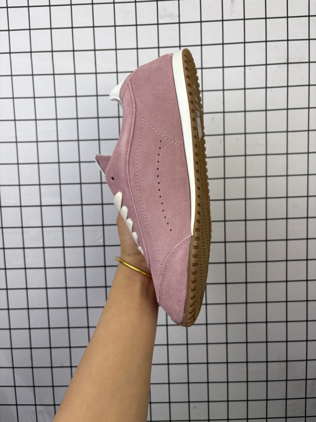 💰170 ALO YOGAALOSunset新款运动鞋绒面革低帮薄底休闲鞋简约风 采用柔软麂皮拼接透气内里,鞋底具备一定缓震性,适合日常通勤或周末出游。品牌目前主要面向亚洲市场,生产与设计团队位于韩国,注重细节打磨与季节性潮流趋势的结合。 鞋面是细腻的麂皮材质,摸起来柔软又有高级感,搭配浅咖色系特别百搭,鞋底有一定厚度但不笨重,踩下去有轻微的回弹感,像是脚底被轻轻托住。最打动我的是它的设计细节——后跟微微收窄的线条,让脚踝看起来更修长,搭配裙子或牛仔裤都很有氛围感。 尺码35-40 编码704