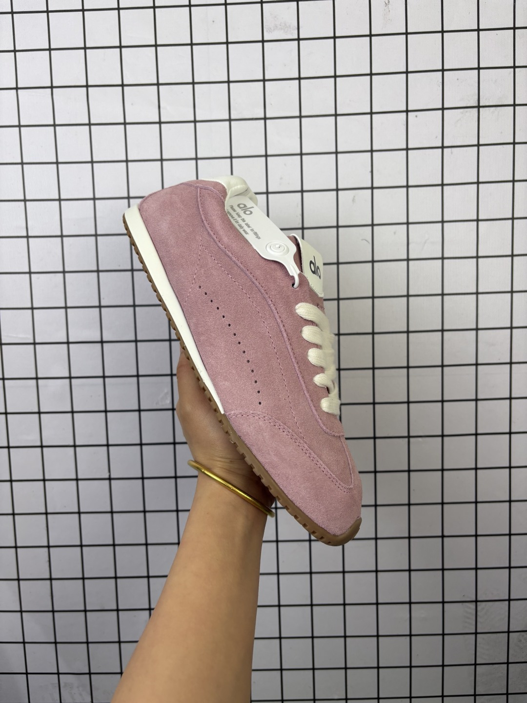 💰170 ALO YOGAALOSunset新款运动鞋绒面革低帮薄底休闲鞋简约风 采用柔软麂皮拼接透气内里，鞋底具备一定缓震性，适合日常通勤或周末出游。品牌目前主要面向亚洲市场，生产与设计团队位于韩国，注重细节打磨与季节性潮流趋势的结合。 鞋面是细腻的麂皮材质，摸起来柔软又有高级感，搭配浅咖色系特别百搭，鞋底有一定厚度但不笨重，踩下去有轻微的回弹感，像是脚底被轻轻托住。最打动我的是它的设计细节——后跟微微收窄的线条，让脚踝看起来更修长，搭配裙子或牛仔裤都很有氛围感。 尺码35-40 编码704