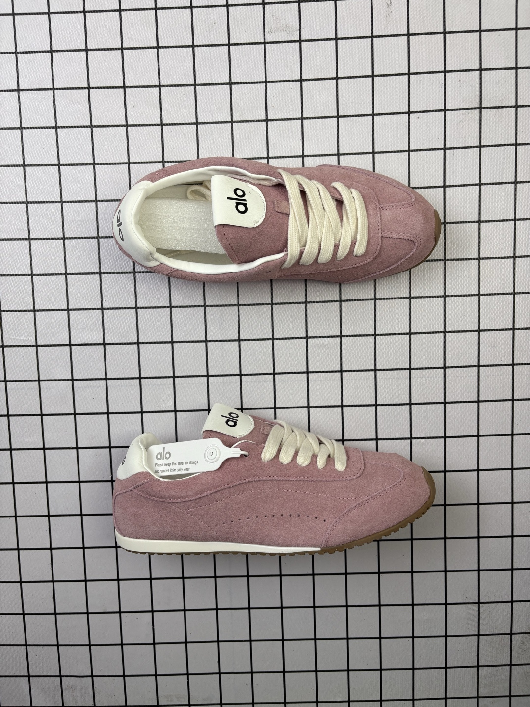 💰170 ALO YOGAALOSunset新款运动鞋绒面革低帮薄底休闲鞋简约风 采用柔软麂皮拼接透气内里,鞋底具备一定缓震性,适合日常通勤或周末出游。品牌目前主要面向亚洲市场,生产与设计团队位于韩国,注重细节打磨与季节性潮流趋势的结合。 鞋面是细腻的麂皮材质,摸起来柔软又有高级感,搭配浅咖色系特别百搭,鞋底有一定厚度但不笨重,踩下去有轻微的回弹感,像是脚底被轻轻托住。最打动我的是它的设计细节——后跟微微收窄的线条,让脚踝看起来更修长,搭配裙子或牛仔裤都很有氛围感。 尺码35-40 编码704