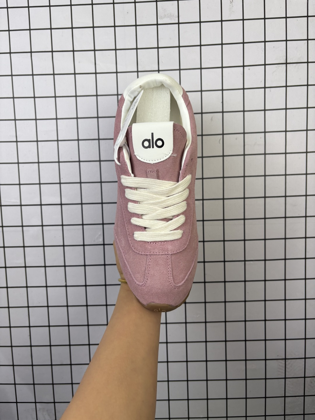 💰170 ALO YOGAALOSunset新款运动鞋绒面革低帮薄底休闲鞋简约风 采用柔软麂皮拼接透气内里,鞋底具备一定缓震性,适合日常通勤或周末出游。品牌目前主要面向亚洲市场,生产与设计团队位于韩国,注重细节打磨与季节性潮流趋势的结合。 鞋面是细腻的麂皮材质,摸起来柔软又有高级感,搭配浅咖色系特别百搭,鞋底有一定厚度但不笨重,踩下去有轻微的回弹感,像是脚底被轻轻托住。最打动我的是它的设计细节——后跟微微收窄的线条,让脚踝看起来更修长,搭配裙子或牛仔裤都很有氛围感。 尺码35-40 编码704