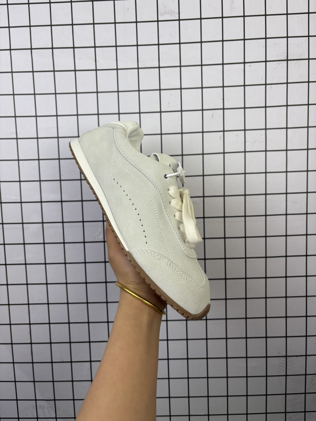 💰170 ALO YOGAALOSunset新款运动鞋绒面革低帮薄底休闲鞋简约风 采用柔软麂皮拼接透气内里，鞋底具备一定缓震性，适合日常通勤或周末出游。品牌目前主要面向亚洲市场，生产与设计团队位于韩国，注重细节打磨与季节性潮流趋势的结合。 鞋面是细腻的麂皮材质，摸起来柔软又有高级感，搭配浅咖色系特别百搭，鞋底有一定厚度但不笨重，踩下去有轻微的回弹感，像是脚底被轻轻托住。最打动我的是它的设计细节——后跟微微收窄的线条，让脚踝看起来更修长，搭配裙子或牛仔裤都很有氛围感。 尺码35-45 编码704