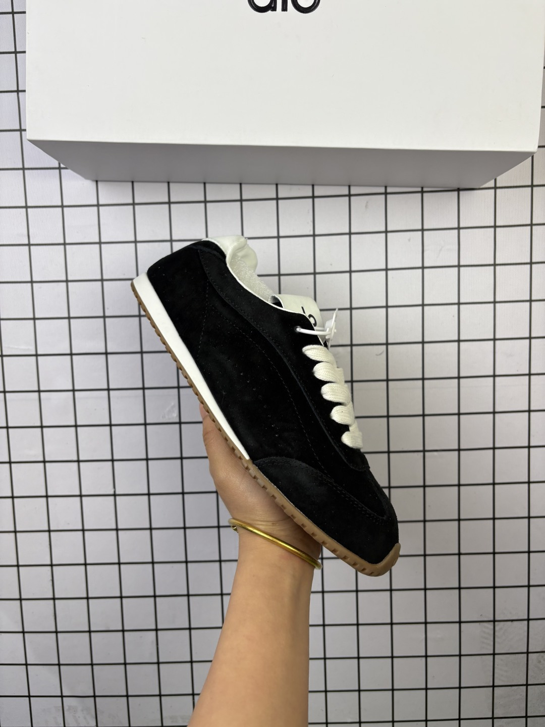 🈴💰170 ALO YOGAALOSunset新款运动鞋绒面革低帮薄底休闲鞋简约风 采用柔软麂皮拼接透气内里，鞋底具备一定缓震性，适合日常通勤或周末出游。品牌目前主要面向亚洲市场，生产与设计团队位于韩国，注重细节打磨与季节性潮流趋势的结合。 鞋面是细腻的麂皮材质，摸起来柔软又有高级感，搭配浅咖色系特别百搭，鞋底有一定厚度但不笨重，踩下去有轻微的回弹感，像是脚底被轻轻托住。最打动我的是它的设计细节——后跟微微收窄的线条，让脚踝看起来更修长，搭配裙子或牛仔裤都很有氛围感。 尺码35-45 编码704