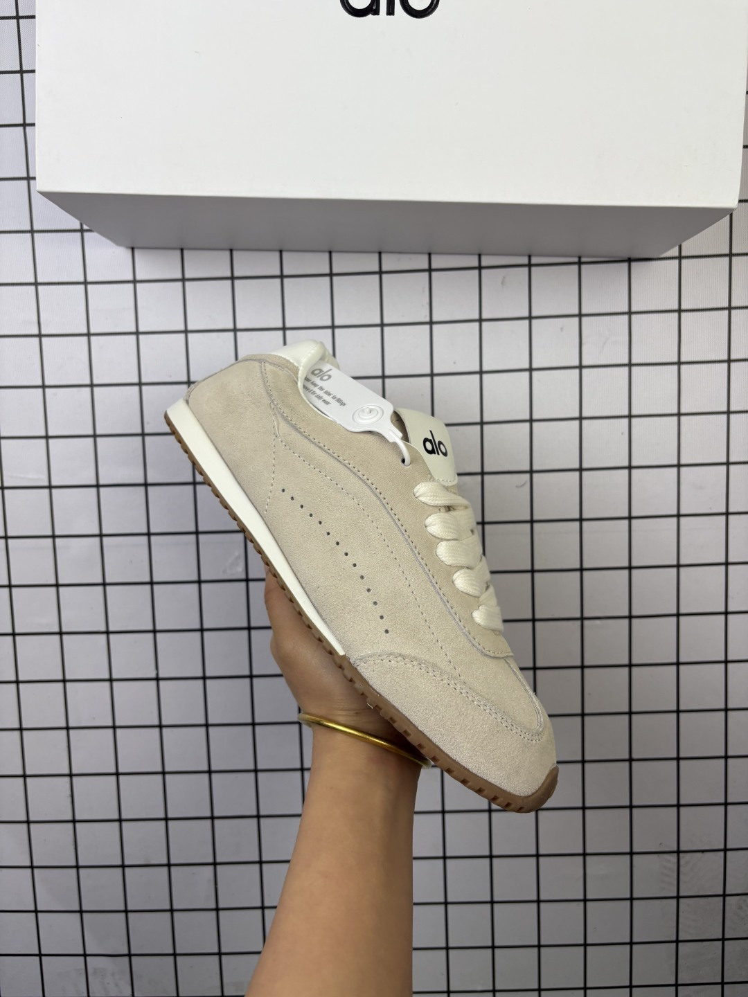 🈴💰170 ALO YOGAALOSunset新款运动鞋绒面革低帮薄底休闲鞋简约风 采用柔软麂皮拼接透气内里,鞋底具备一定缓震性,适合日常通勤或周末出游。品牌目前主要面向亚洲市场,生产与设计团队位于韩国,注重细节打磨与季节性潮流趋势的结合。 鞋面是细腻的麂皮材质,摸起来柔软又有高级感,搭配浅咖色系特别百搭,鞋底有一定厚度但不笨重,踩下去有轻微的回弹感,像是脚底被轻轻托住。最打动我的是它的设计细节——后跟微微收窄的线条,让脚踝看起来更修长,搭配裙子或牛仔裤都很有氛围感。 尺码35-45 编码704