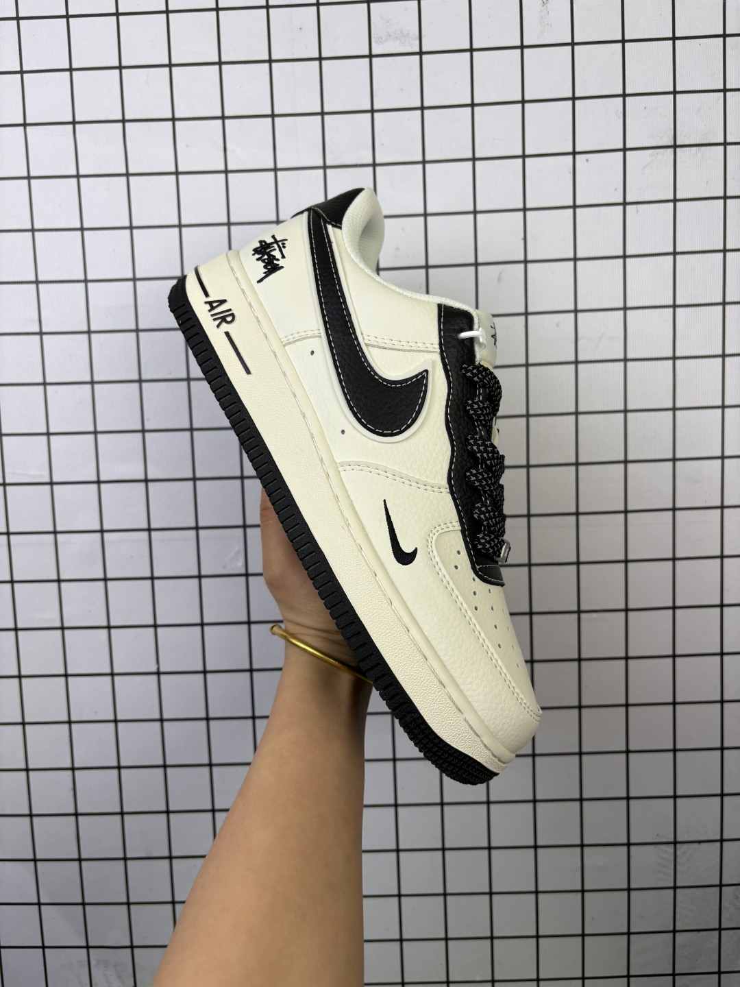 💰150
海外限量发售！公司级NIke Air Force 1 '07 Low “斯图西联名--米黑云母”空军一号 低帮 运动鞋 休闲鞋 折边针车 工艺难度大 原楦头原纸板 原装鞋盒 定制五金配件 内置全掌气垫 原厂鞋底 
货号：XZ6188-228
Size：36 36.5 37.5 38 38.5 39 40 40.5 41 42 42.5 43 44 44.5 45
编码金