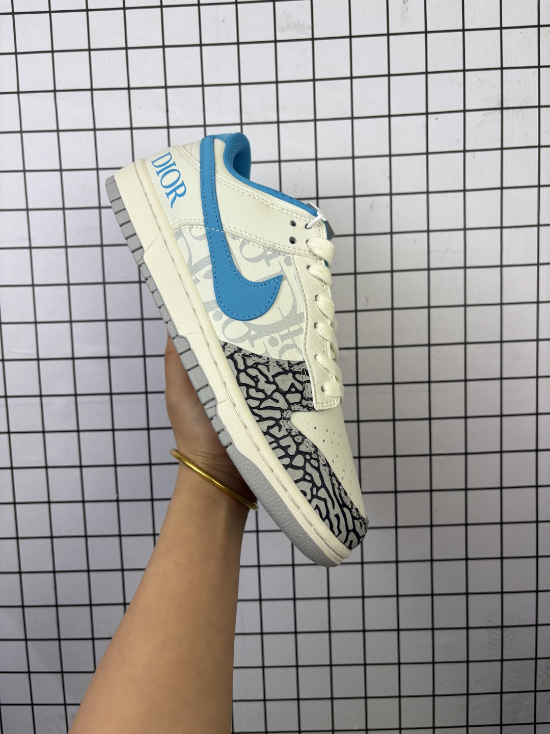 💰150
耐克 Nike Sb Dunk Low Pro 男女同款运动鞋复古板鞋,尽情迈步,彰显个性风采。采用柔软皮革鞋面,经久耐穿,塑就如元年款 Dunk 般的复古质感。鞋头透气孔,搭配鞋口和鞋舌形状,忠实沿袭元年款经典外观。全掌型橡胶外底,造就非凡抓地力。Dunk 起初专为篮球运动打造,于 80 年代末成为滑板界新宠,现已跃升成为街头时尚标杆。加垫低帮鞋口结合耐穿外底,助你自信舞动。
货号:XD1588
码数:36 36.5 37.5 38 38.5 39 40 40.5 41 42 42.5 43 44 45
编码清F