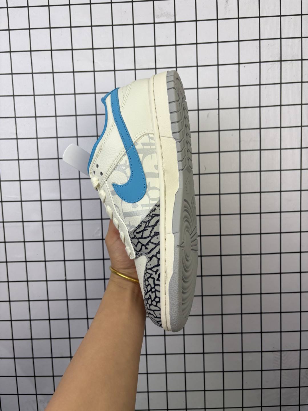 💰150
耐克 Nike Sb Dunk Low Pro 男女同款运动鞋复古板鞋,尽情迈步,彰显个性风采。采用柔软皮革鞋面,经久耐穿,塑就如元年款 Dunk 般的复古质感。鞋头透气孔,搭配鞋口和鞋舌形状,忠实沿袭元年款经典外观。全掌型橡胶外底,造就非凡抓地力。Dunk 起初专为篮球运动打造,于 80 年代末成为滑板界新宠,现已跃升成为街头时尚标杆。加垫低帮鞋口结合耐穿外底,助你自信舞动。
货号:XD1588
码数:36 36.5 37.5 38 38.5 39 40 40.5 41 42 42.5 43 44 45
编码清F