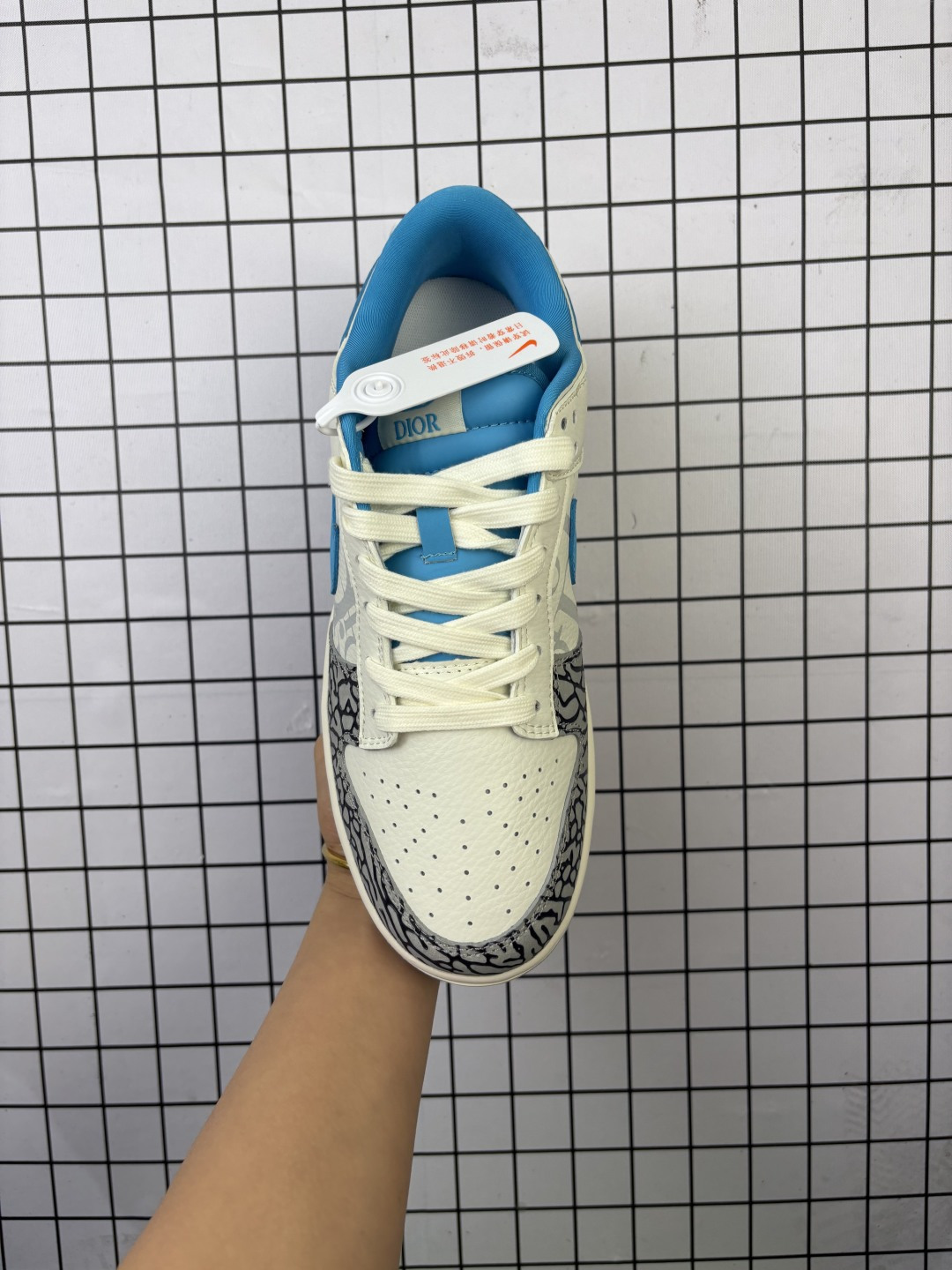 💰150
耐克 Nike Sb Dunk Low Pro 男女同款运动鞋复古板鞋,尽情迈步,彰显个性风采。采用柔软皮革鞋面,经久耐穿,塑就如元年款 Dunk 般的复古质感。鞋头透气孔,搭配鞋口和鞋舌形状,忠实沿袭元年款经典外观。全掌型橡胶外底,造就非凡抓地力。Dunk 起初专为篮球运动打造,于 80 年代末成为滑板界新宠,现已跃升成为街头时尚标杆。加垫低帮鞋口结合耐穿外底,助你自信舞动。
货号:XD1588
码数:36 36.5 37.5 38 38.5 39 40 40.5 41 42 42.5 43 44 45
编码清F