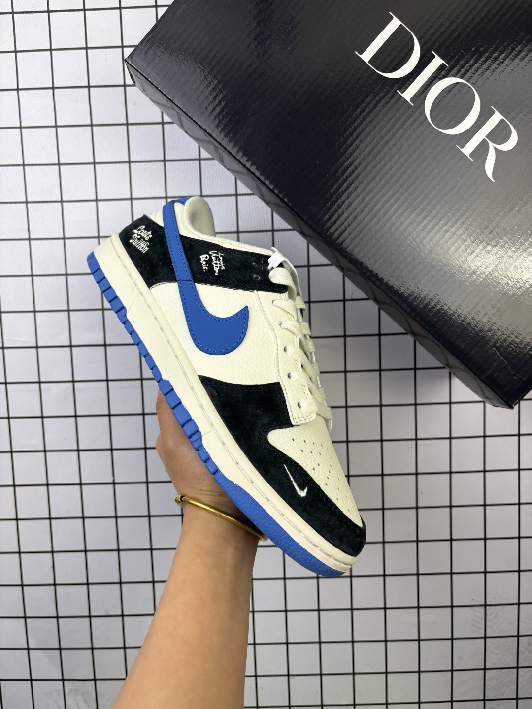 🈴💰150
耐克 Nike Sb Dunk Low Pro 男女同款运动鞋复古板鞋,尽情迈步,彰显个性风采。采用柔软皮革鞋面,经久耐穿,塑就如元年款 Dunk 般的复古质感。鞋头透气孔,搭配鞋口和鞋舌形状,忠实沿袭元年款经典外观。全掌型橡胶外底,造就非凡抓地力。Dunk 起初专为篮球运动打造,于 80 年代末成为滑板界新宠,现已跃升成为街头时尚标杆。加垫低帮鞋口结合耐穿外底,助你自信舞动。
货号:XD1588
码数:36 36.5 37.5 38 38.5 39 40 40.5 41 42 42.5 43 44 45
编码清F