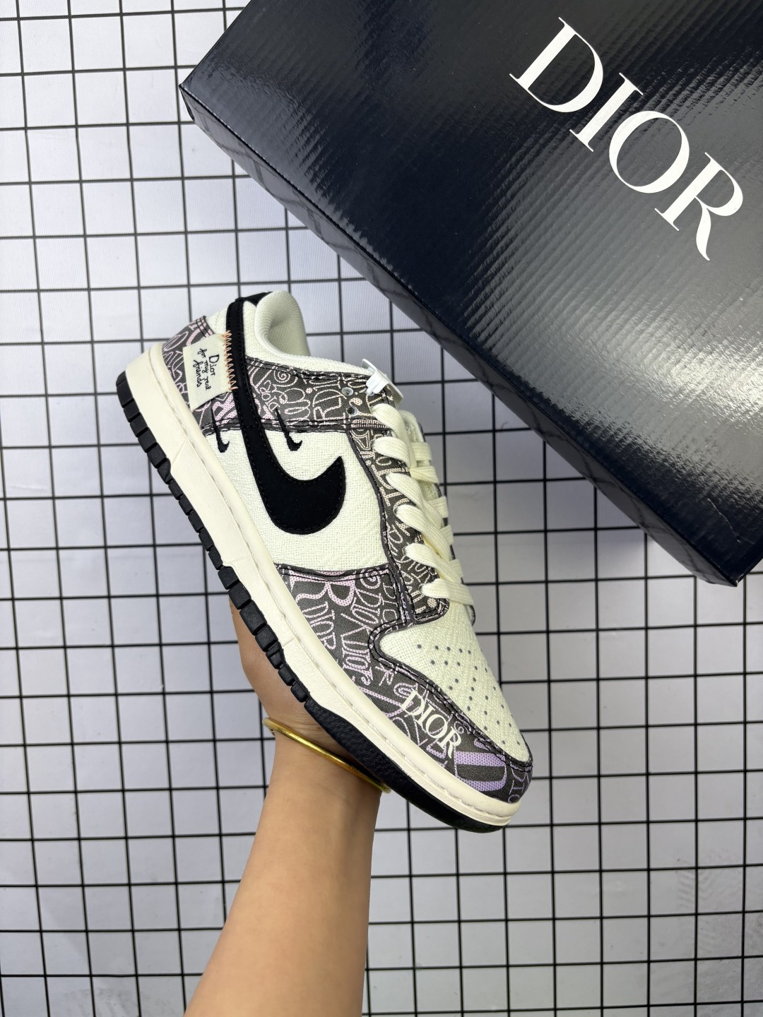 🈴💰150
耐克 Nike Sb Dunk Low Pro 男女同款运动鞋复古板鞋,尽情迈步,彰显个性风采。采用柔软皮革鞋面,经久耐穿,塑就如元年款 Dunk 般的复古质感。鞋头透气孔,搭配鞋口和鞋舌形状,忠实沿袭元年款经典外观。全掌型橡胶外底,造就非凡抓地力。Dunk 起初专为篮球运动打造,于 80 年代末成为滑板界新宠,现已跃升成为街头时尚标杆。加垫低帮鞋口结合耐穿外底,助你自信舞动。
货号:XD1588
码数:36 36.5 37.5 38 38.5 39 40 40.5 41 42 42.5 43 44 45
编码清F